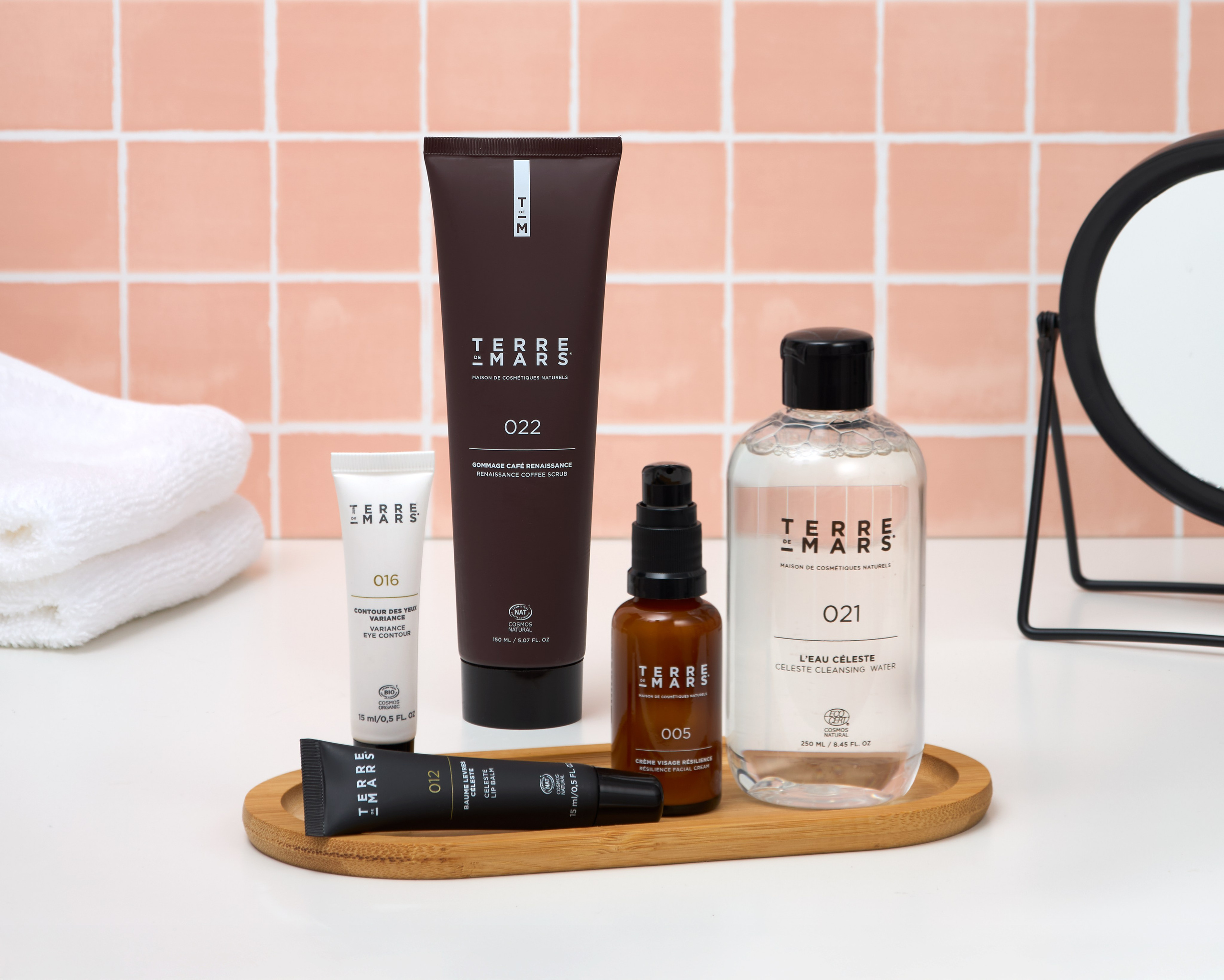 Pflegekosmetik in Lifestyle-Stil inszeniert, ansprechende Content-Fotografie für Instagram, Facebook und andere Plattformen