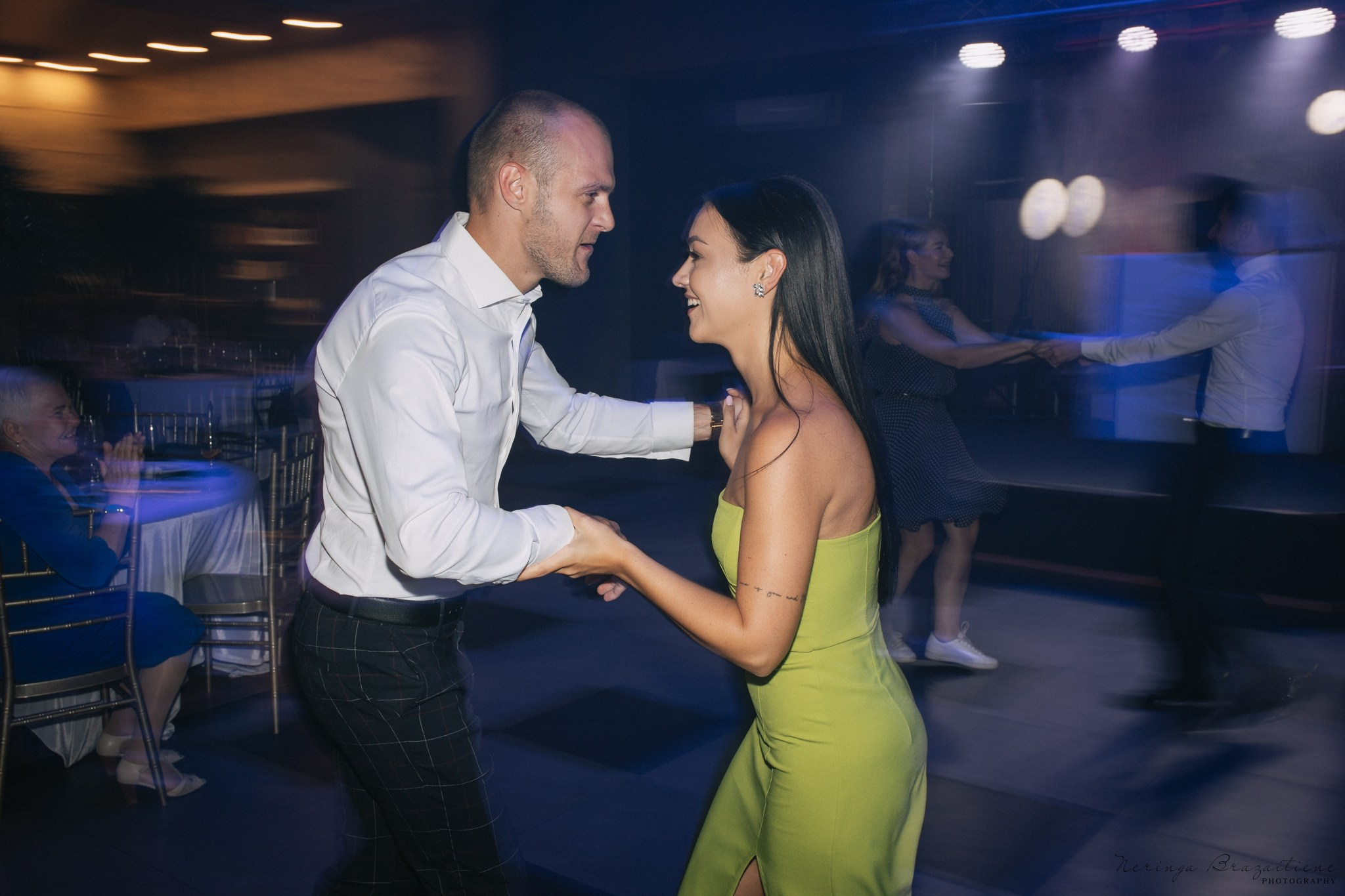 Vestuvinė fotosesija Kaune, Vienybės aikštėje, prie Lietuvos banko