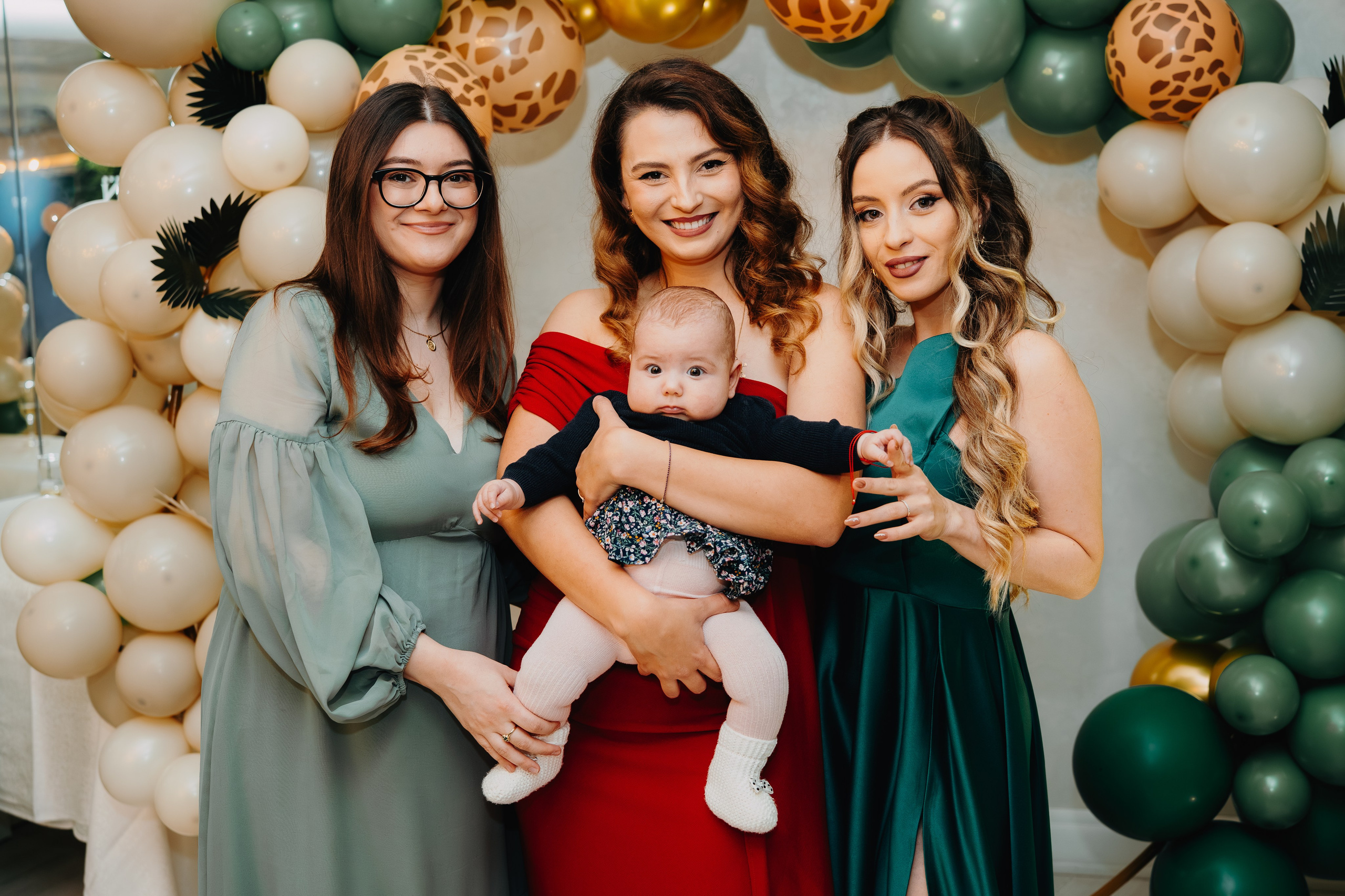 Close-up intim cu nașa, mama lui Arthur Mihail și o prietenă apropiată. Cadrul strâns surprinde zâmbetele lor radiate, privirile pline de bucurie și conexiunea dintre ele, în timp ce se află sub decorul cu baloane de la Restaurantul Monden din Bârlad.