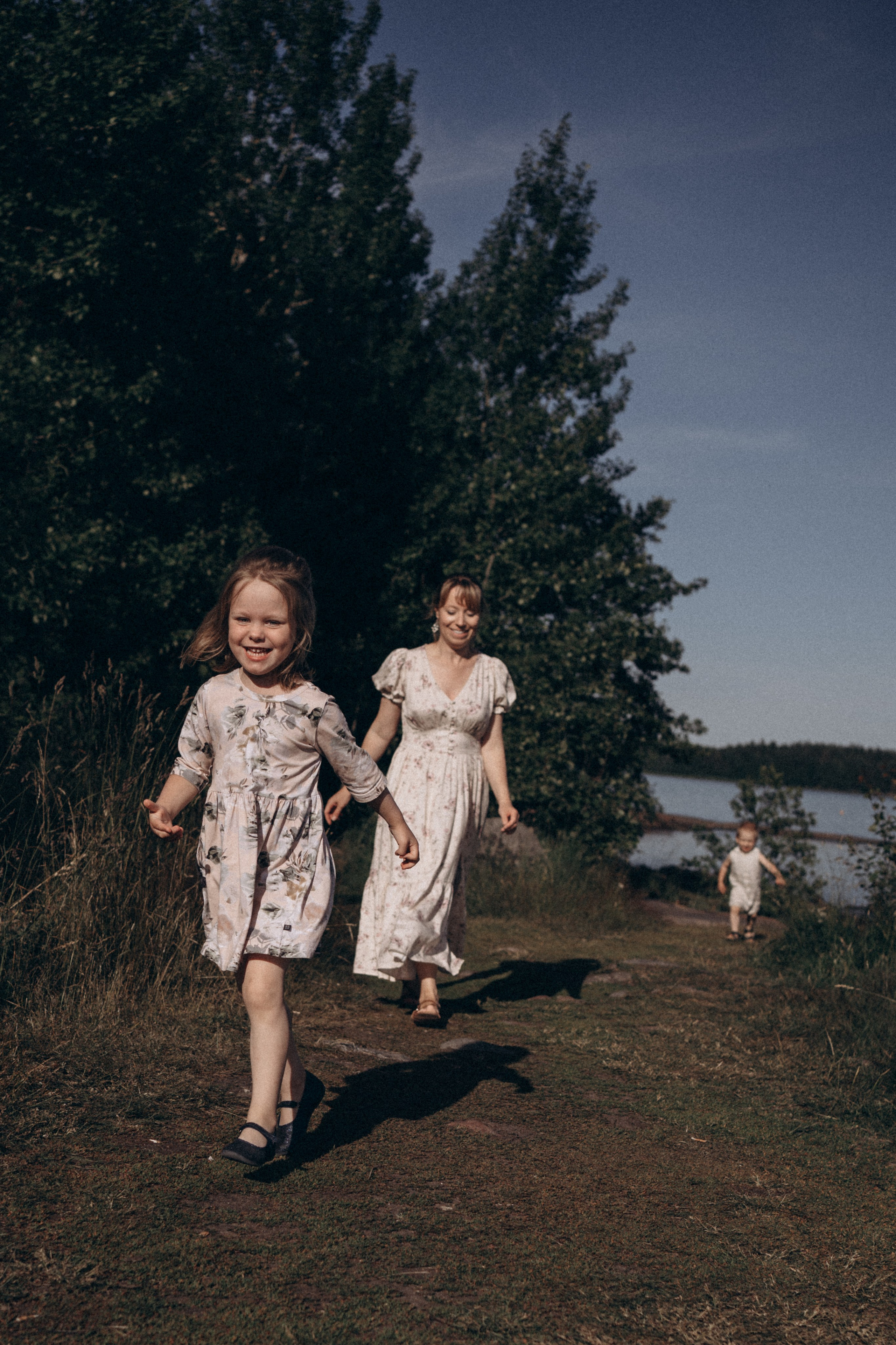 Sunny day on the cliffs. Family photographer in Helsinki, Victoria Guadagno