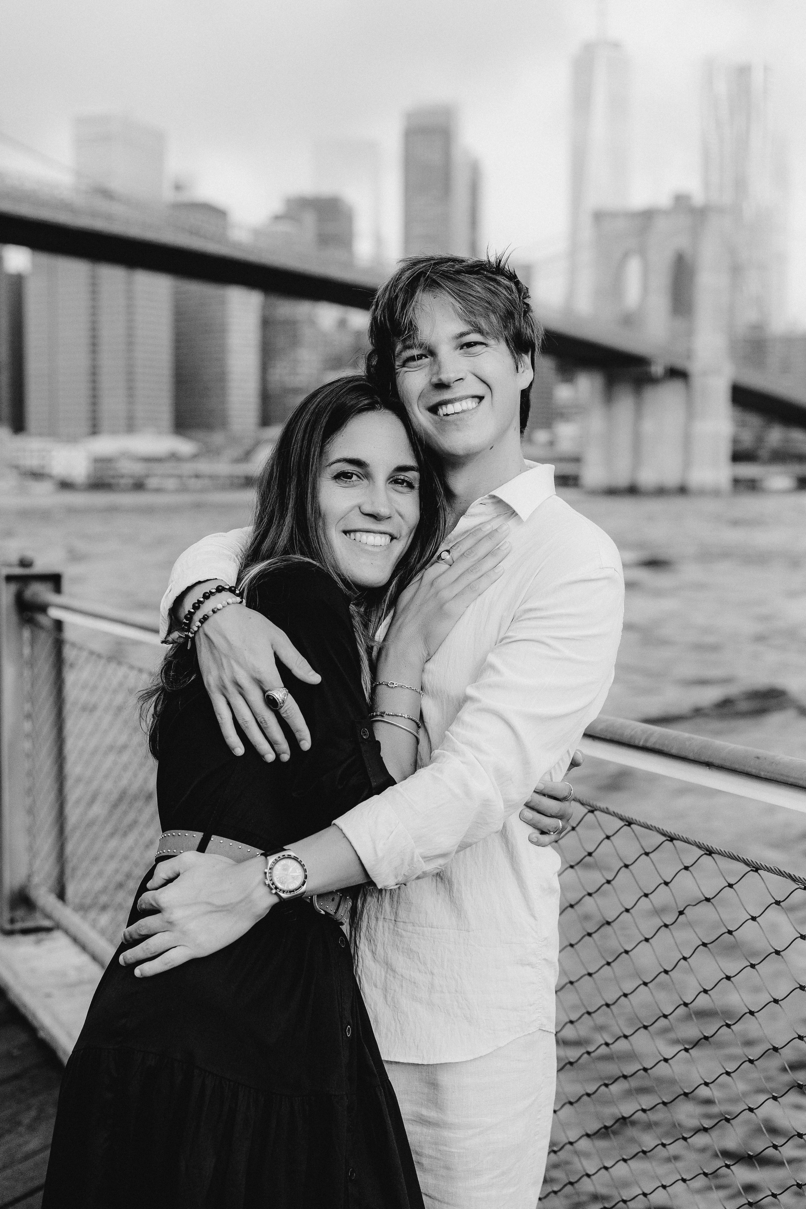 Couple in Dumbo and on the Brooklyn Bridge. Videographer and photographer in New York // MAKAROV.VIDEO