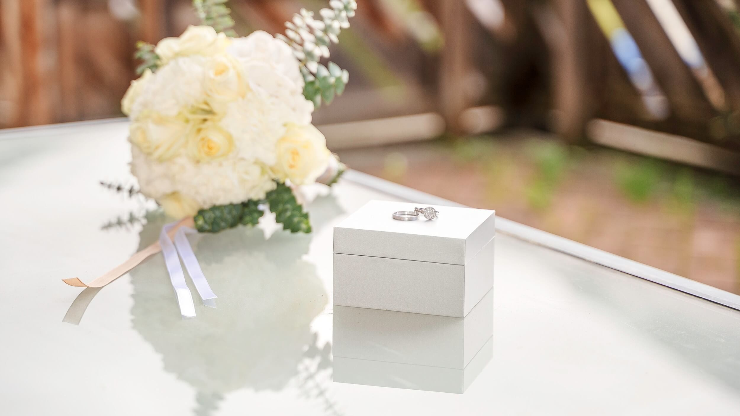 Eleganter Brautstrauß und Einladungskarte bei einer Outdoor-Hochzeit in Sölden, Tirol.