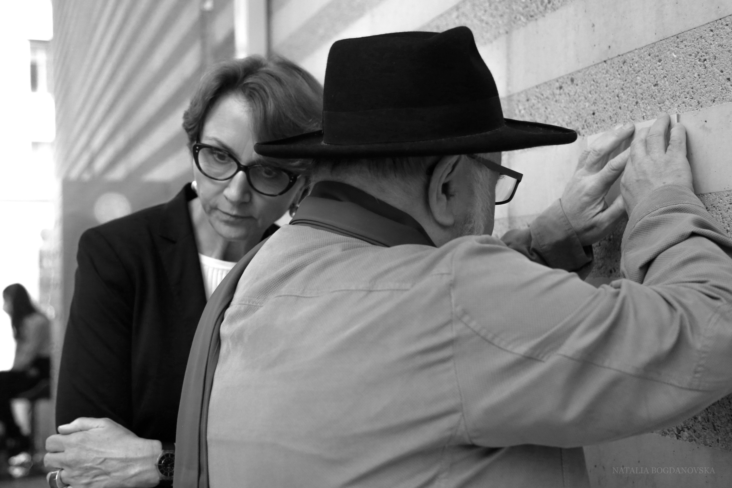 Evgen Bavcar lisant le cartel de son exposition, photo Natalia Bogdanovska, Berlin 2021