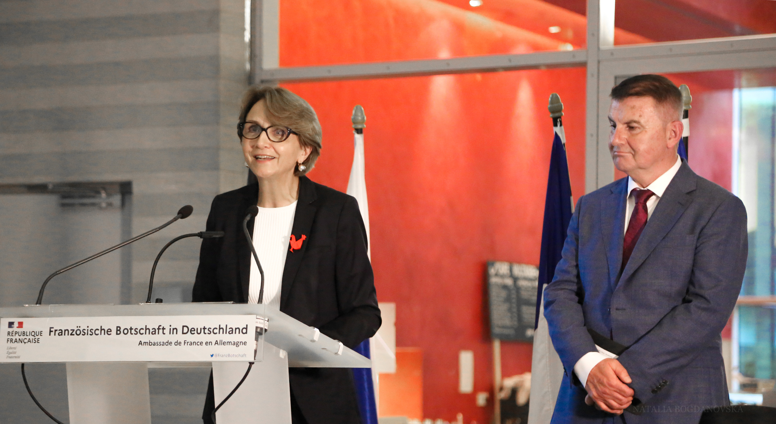 L'ambassadrice Anne-Marie Descôtes et l'ambassadeur Franc But, exposition Bavcar, photo Natalia Bogdanovska, Berlin 2021