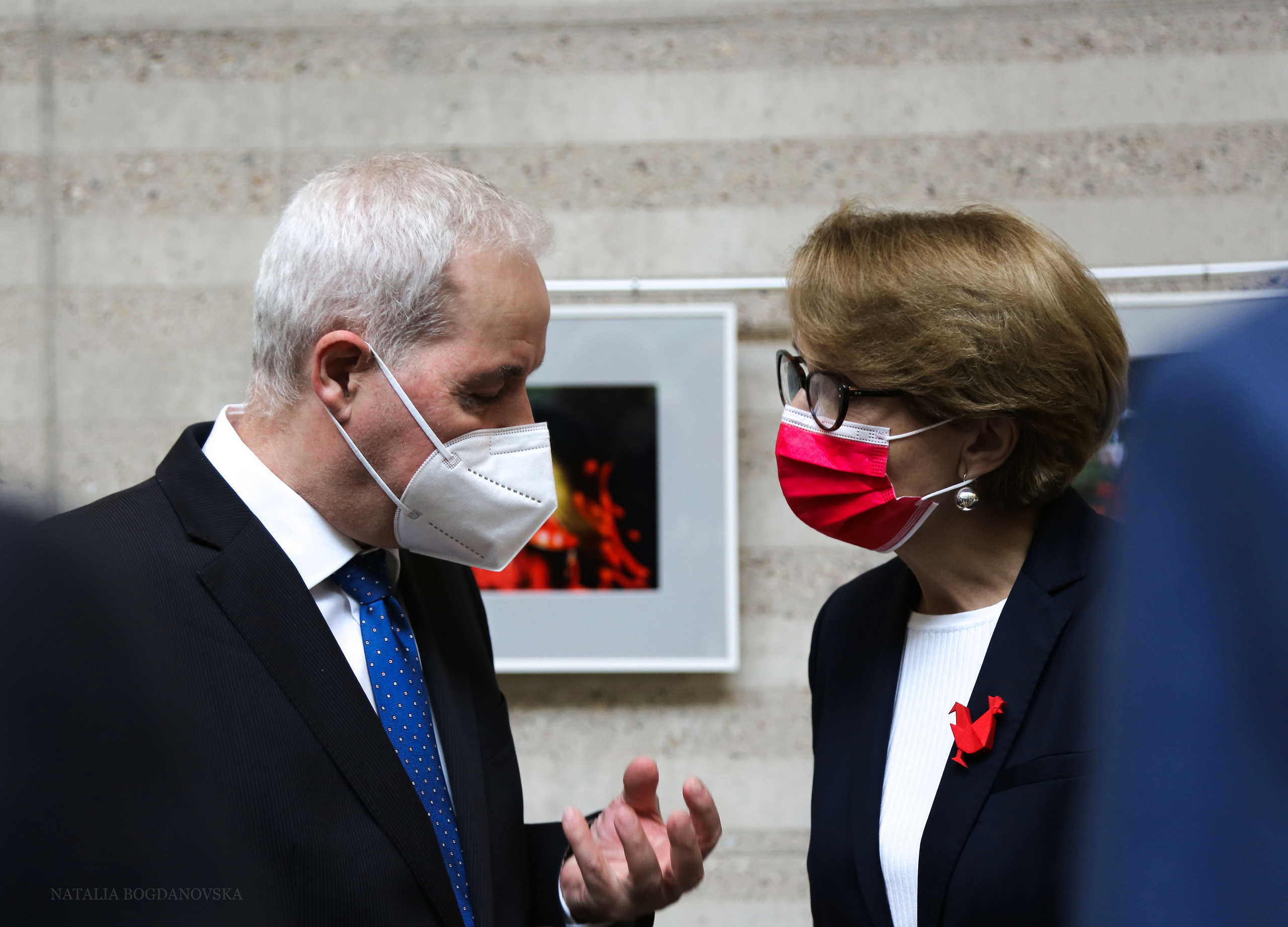 L'ambassadrice Anne-Marie Descôtes en conversation au vernissage de l'exposition Bavcar, photo Natalia Bogdanovska Berlin 2021