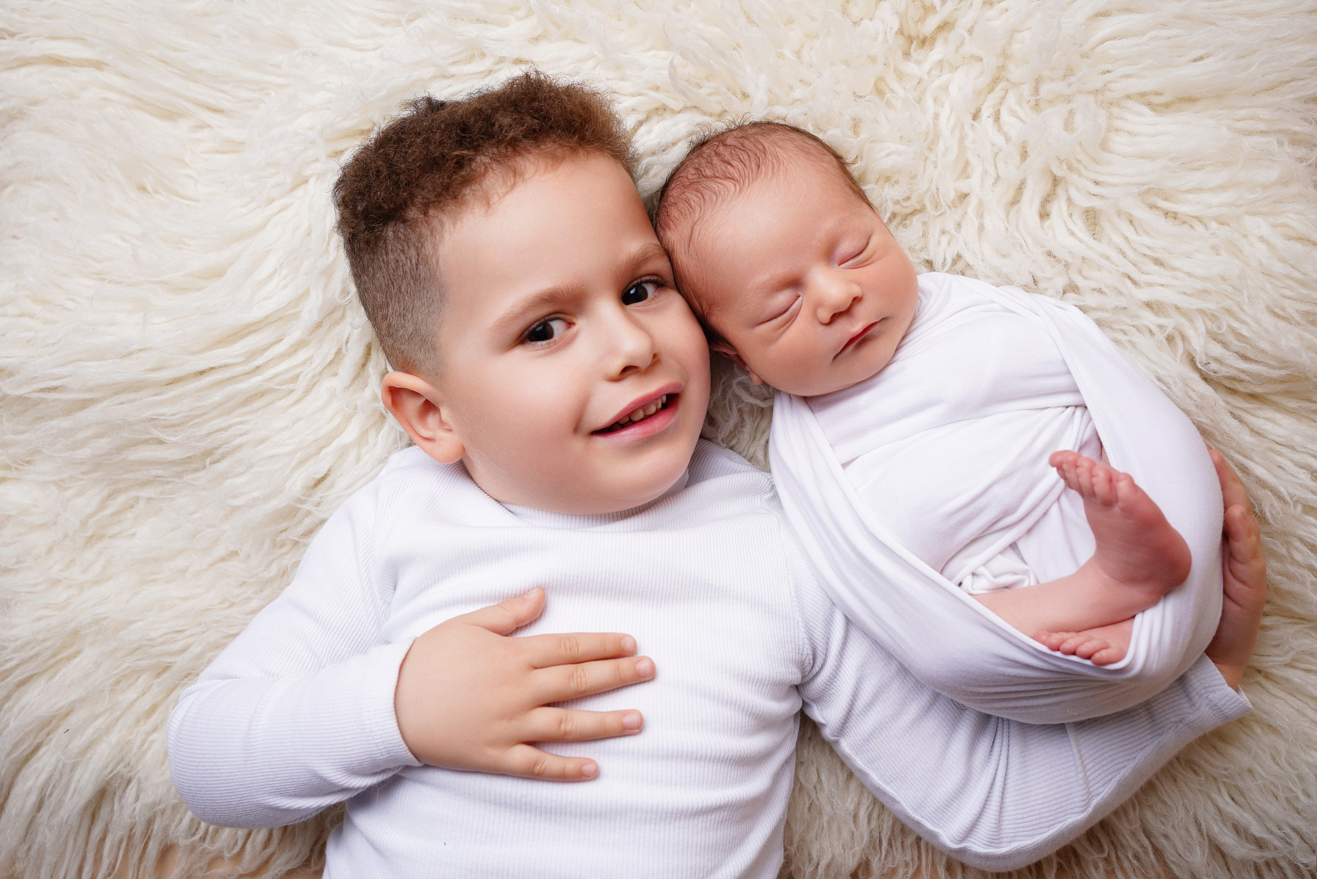 Geschwistern kuscheln sich für Shooting im Studio