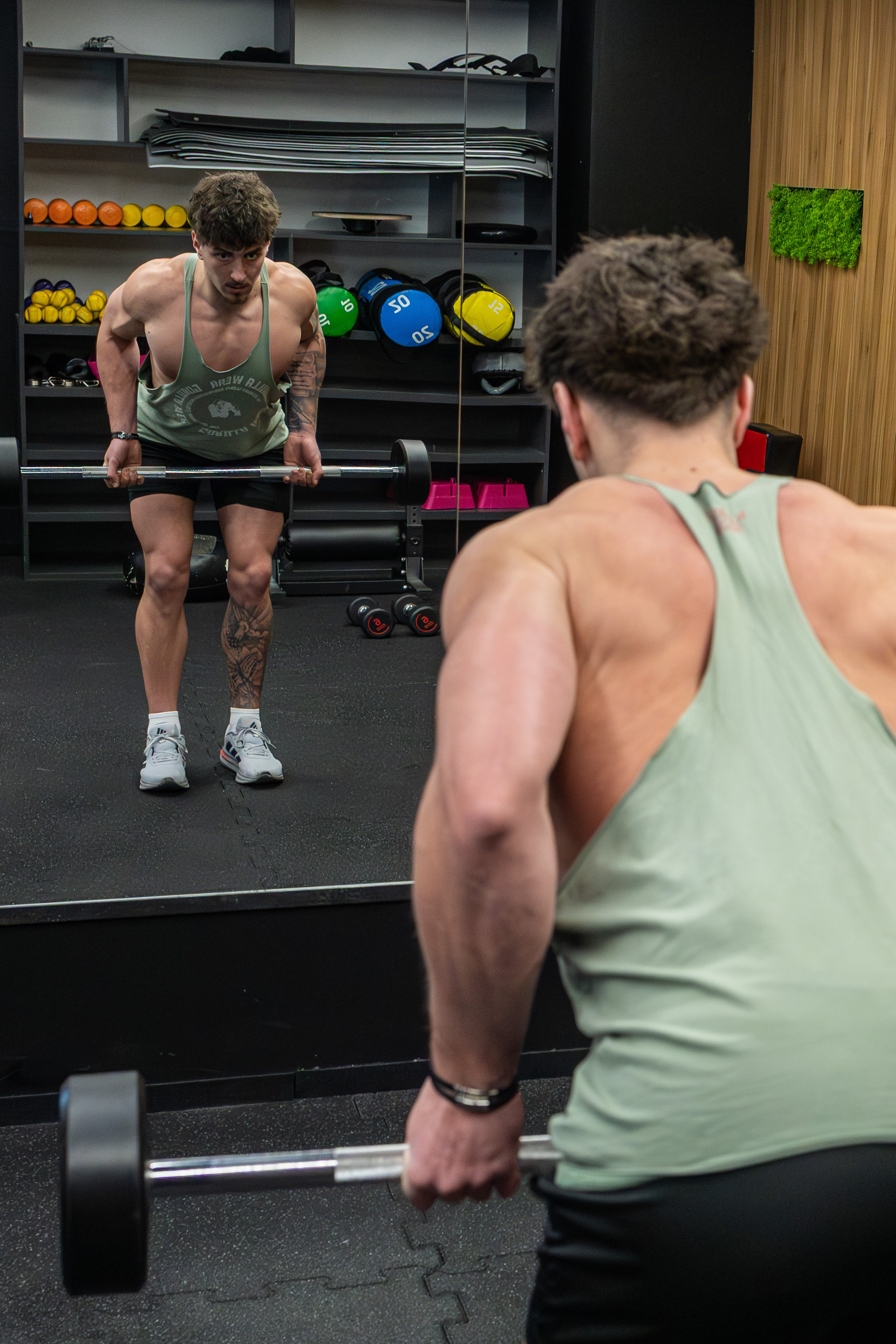 Alexandru Ț. Fotograf. Lucrez cu oameni, produse și spații. Portret și fotografie creativă. Bacău, România. Lidia Savinoiu
