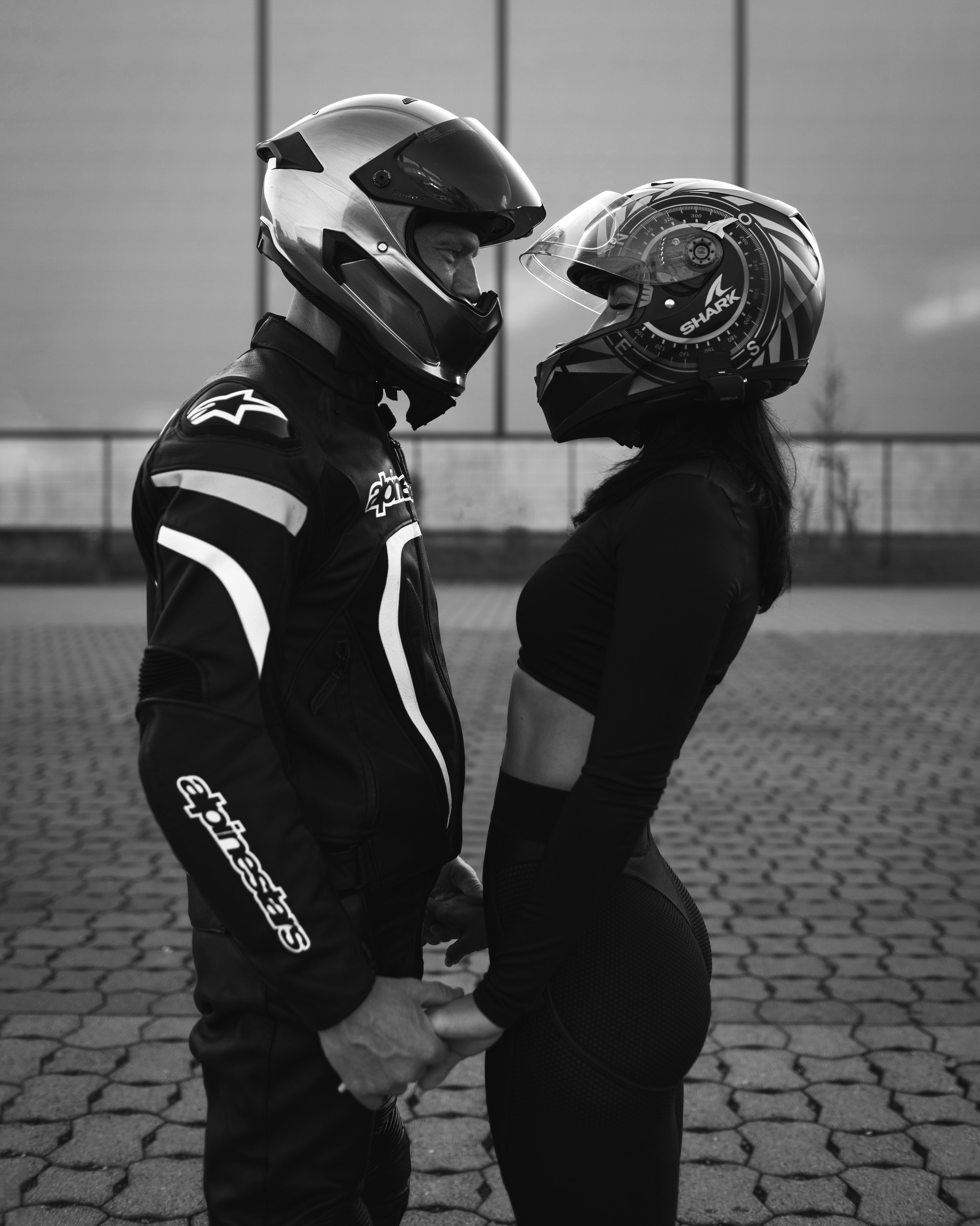 Schwarz-weiß-Foto von Alena und Artur mit Motorradhelmen – cooler, dynamischer Look