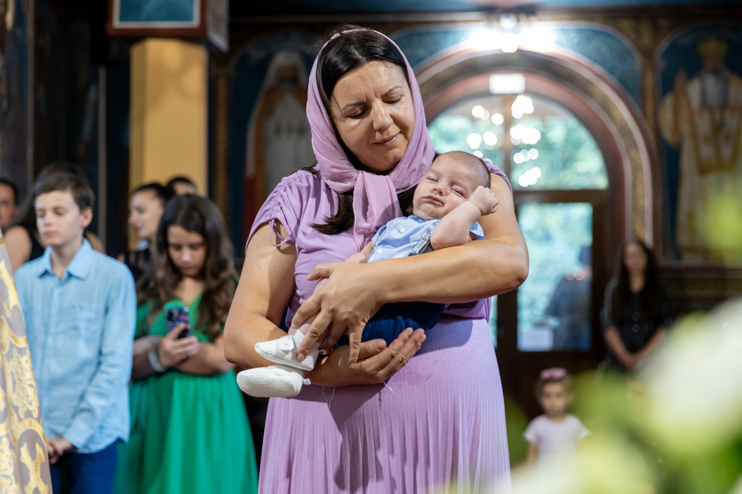 fotograf botez , fotografie botez Botoșani, fotograf Alin Chirilă, amintiri botez, fotografii botez, botez Miruna Parascheva, fotograf copii, fotografie botez în Botoșani-alt="botez , fotografie botez Alin Chirilă, amintiri botez, fotografii emoționante botez Botoșani"-- fotografii-botez-bebelus- amintiri-botez-micuț- moment-sfânt-crestinare- fotografie-emotionanta-botez- detalii-botez-bebelusi- parinti-fericiti-la-botez- fotograf-botez-profesionist- botez-in-biserica-ortodoxa- micuț-botezat-cu-emoție- zâmbete-și-lacrimi-la-botez- bebeluș-la-cristelniță- decor-botez-colorat- botez-cu-dragoste-și-credință- emotie-pura-la-botez- fotograf-botez-botosani- botez-iasi-suceava-fotograf- amintiri-nepretuite-botez-- Preotul ținându-l pe micuțul Mathias Gabriel la botez, în biserica Înălțarea Domnului, Copălău  - Detalii de la botezul lui Mathias – lumânare, trusou și icoană  - Familia lui Mathias Gabriel alături de micuț, în ziua botezului  - Portret emoționant cu mama și bebelușul în brațe, în biserică,fotograf profesionist evenimente Botoșani, Iași, Suceava, Fălticeni, Bacău, Pașcani, Roman - AlinoFotoStudio by Alin Chirilă - servicii foto nuntă, botez, cununie, ședințe foto creative, albume personalizate, fotografii emoționante și calitative pentru cele mai importante momente din viață,fotograf nuntă Botoșani Alin Chirilă,  ședință foto botez Iași - AlinoFotoStudio,  servicii fotograf profesionist evenimente Suceava,  fotograf cununie civilă Fălticeni - Alin Chirilă,  album foto nuntă personalizat Bacău.“Bebeluș botezat în biserică, ținut în brațe de nași”	•	“Detaliu cu lumânarea de botez decorată cu flori albe”	•	“Părinți emoționați alături de copilul lor la ceremonia de botez”	•	“Masa festivă de botez cu decor tematic și tort personalizat”	•	“Momentul în care preotul toarnă apă sfințită pe fruntea bebelușului”	“Bebeluș în rochie albă de botez, zâmbind în brațele mamei”	•	“Detaliu cu cruciulița de botez așezată pe o pernă de satin”	•	“Părinți și nași aprinzând lumânările în timpul ceremoniei de botez”	•	“Tort de botez decorat cu figurine tematice și numele copilului”	•	“Copil botezat dormind liniștit în pătuțul decorat festiv”	•	“Momentul în care preotul binecuvântează copilul în fața altarului”	•	“Invitați adunându-se în jurul mesei festive la petrecerea de botez”	•	“Bebeluș ținând în mână o jucărie personalizată primită la botez”	•	“Familie fericită pozând împreună după ceremonia de botez”	•	“Decor tematic cu baloane și flori la locația petrecerii de botez” fotograf Botoșani fotograf evenimente fotograf botez Alin Chirila fotograf alinofotostudio.fotograf botez Amelis Maria, fotografie botez Botoșani, fotograf Alin Chirilă, amintiri botez, fotografii botez, botez Amelis Maria, fotograf copii, fotografie botez în Botoșani,