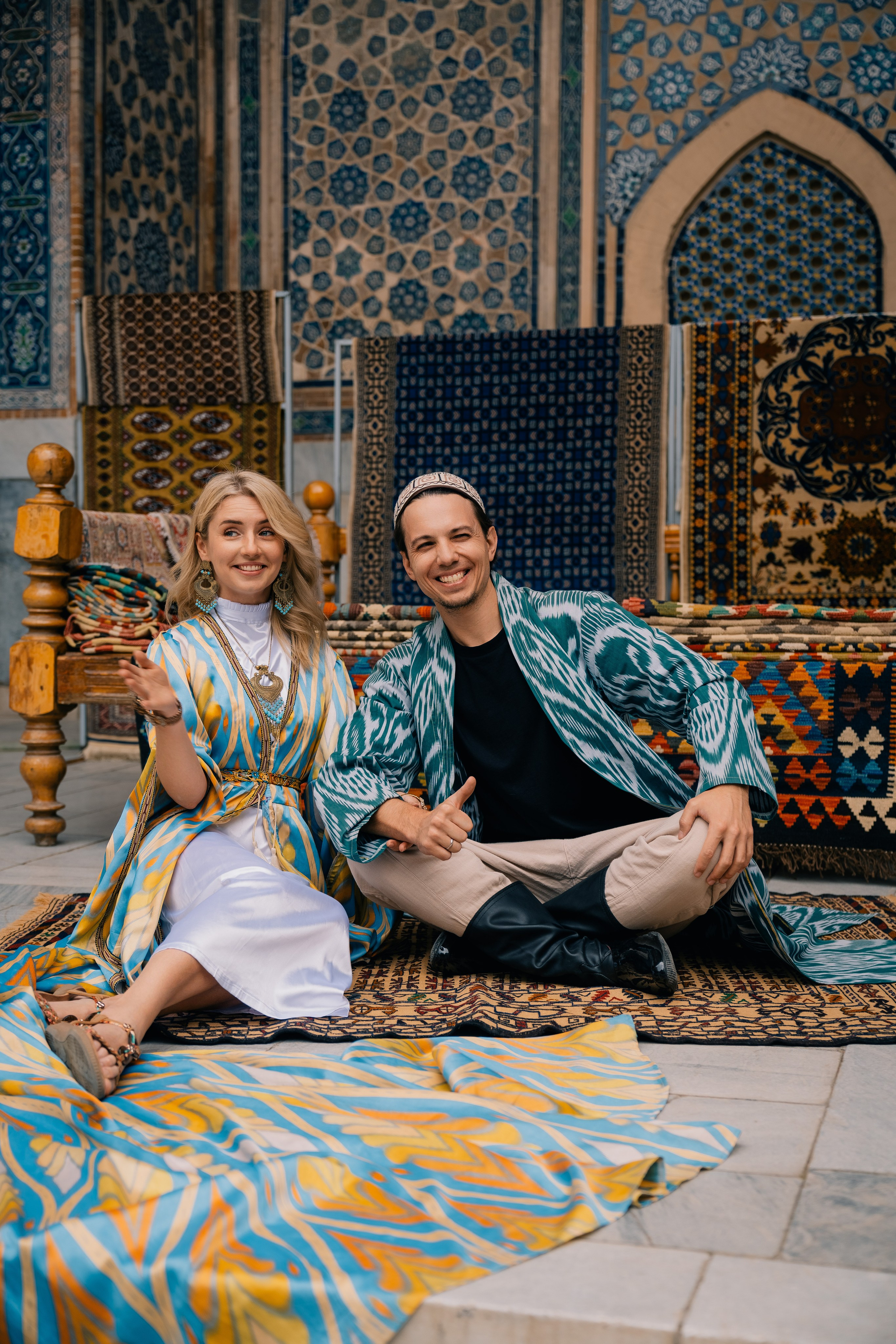 Туристическая пара, площадь Регистан, узбекский колорит.