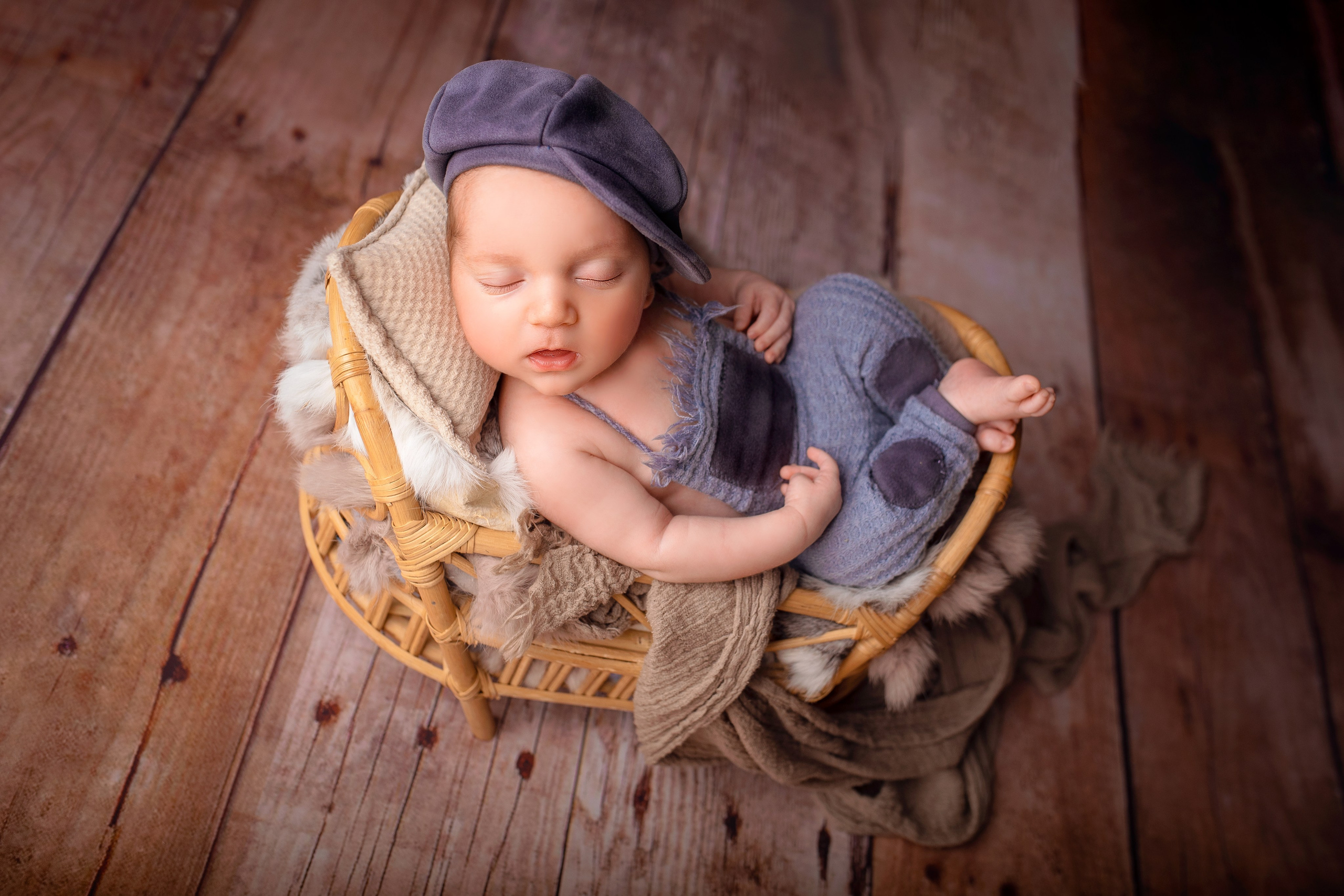 Newborn photoshoot. Newborn photographer and Photography Educator in Prague Yana Stelmakh