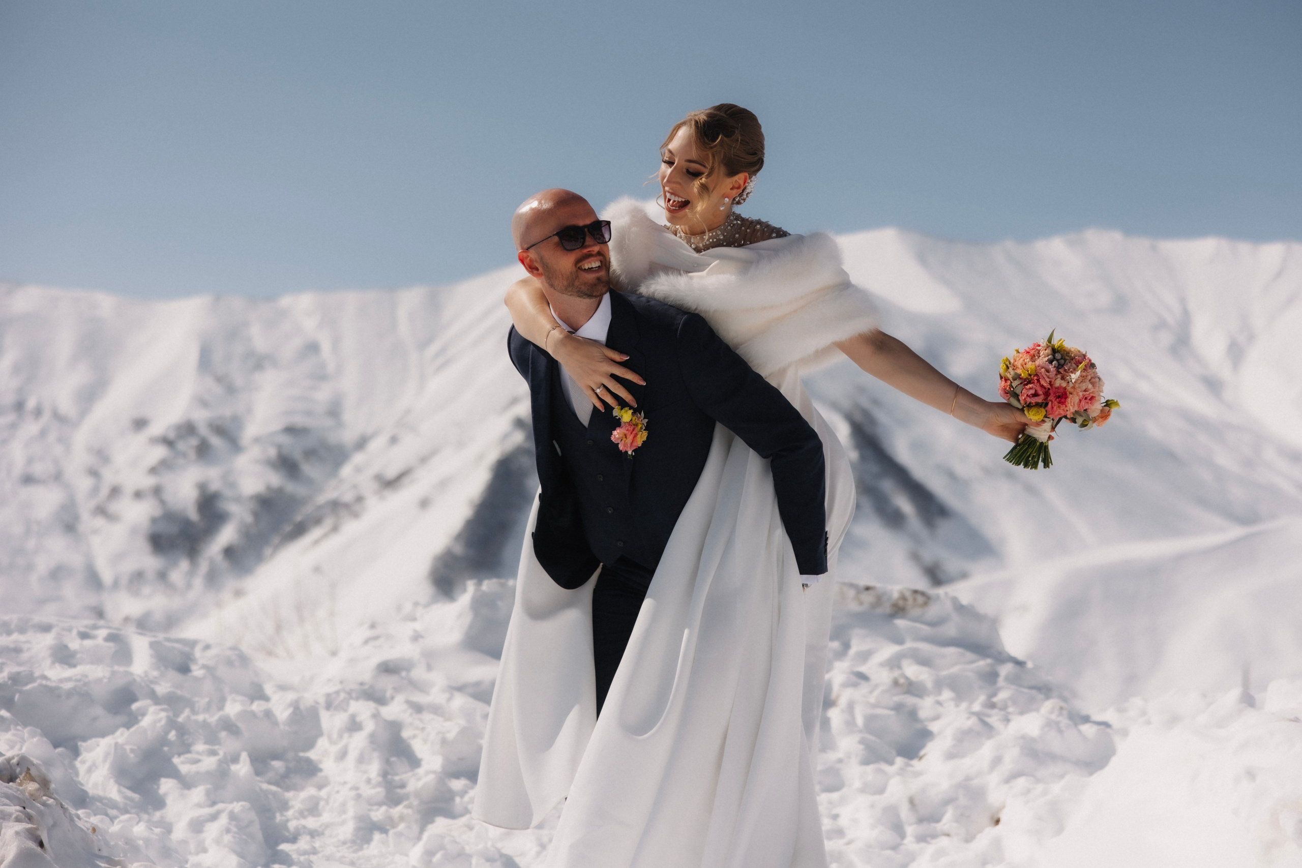 Love in winter mountains. Wedding photographer in Tbilisi Ioseb Mamniashvili