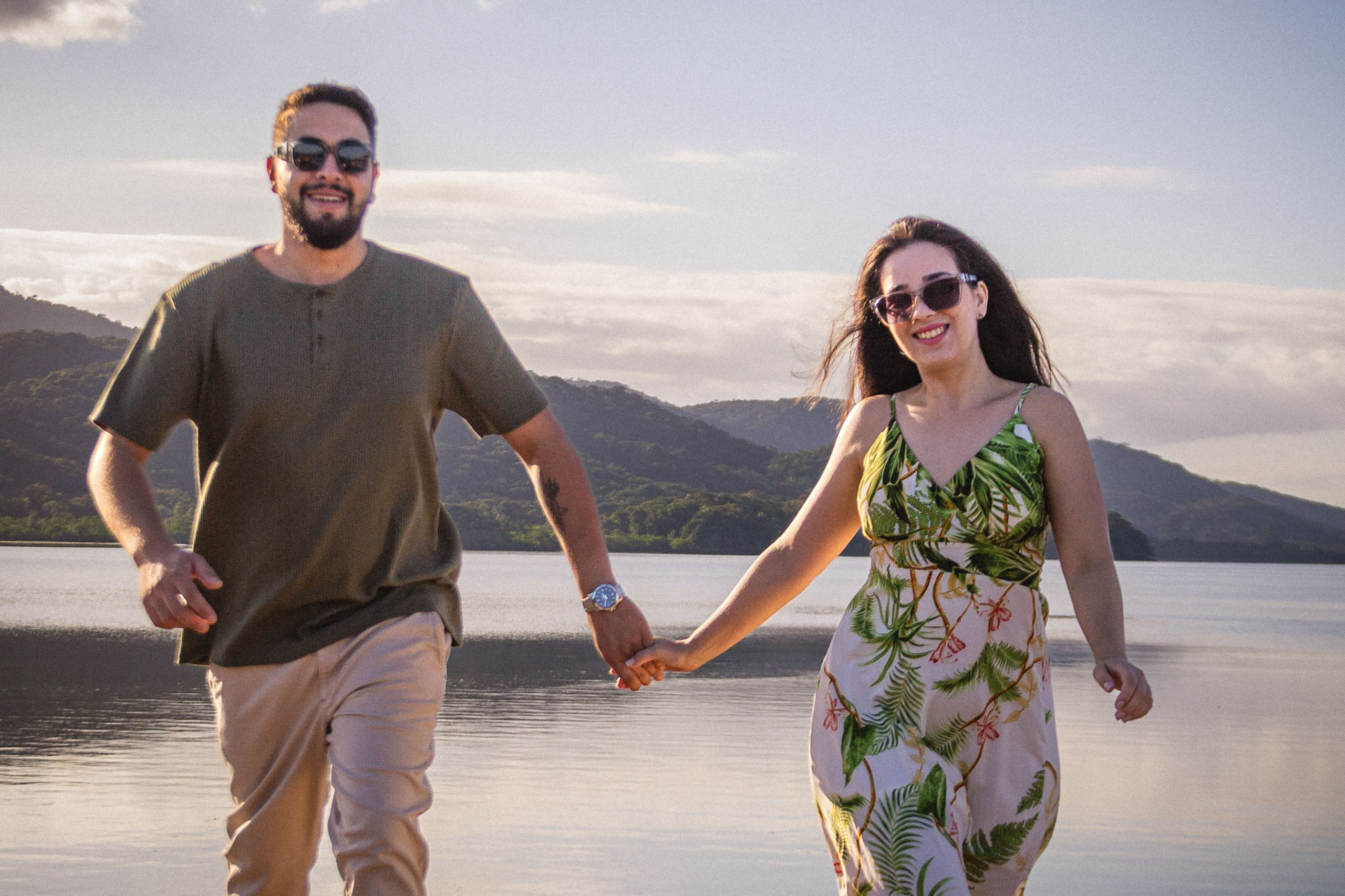 Casal de mãos dadas na areia da Praia da Vigorelli em Joinville