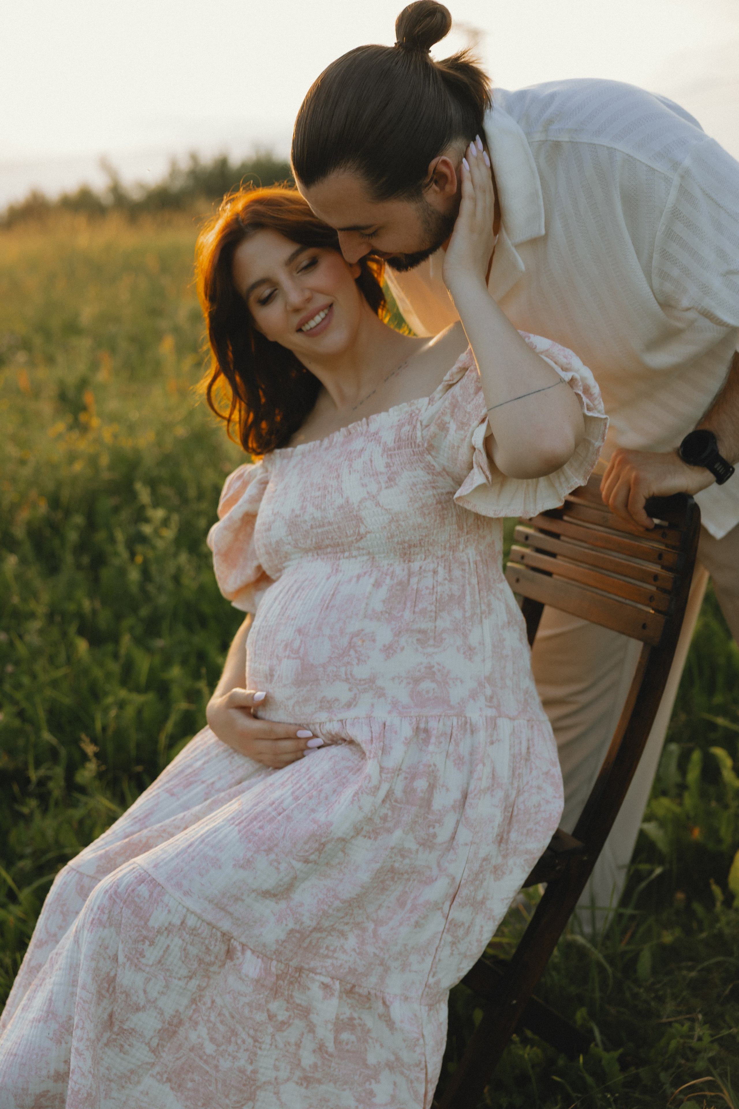 Lera & Maksim | laukimo fotosesija pievoje saulei besileidžiant. Vestuvių ir šeimų fotografė Lena Bondarenko / belove photo
