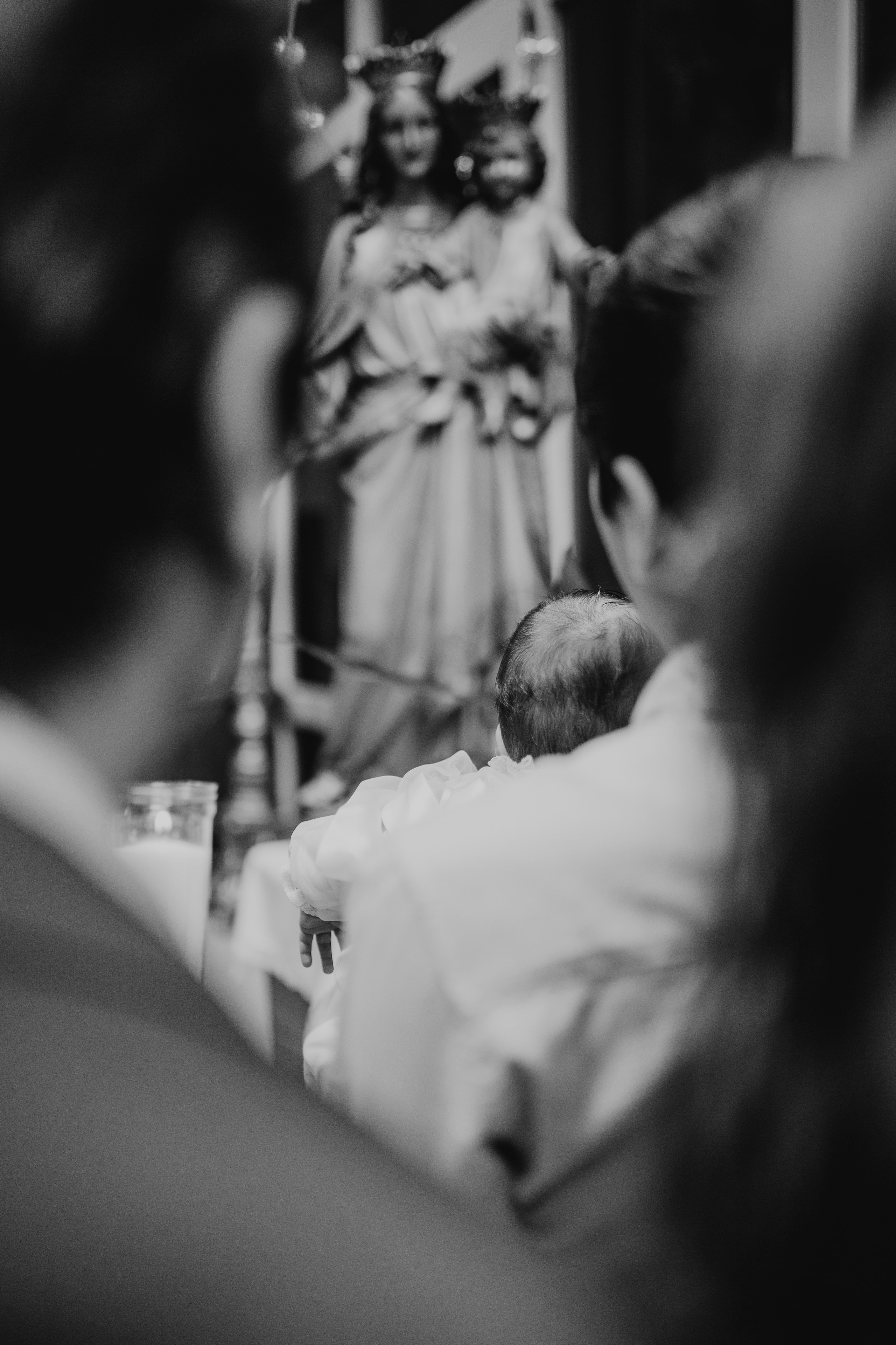 Retrato de bebé con traje de bautizo en estudio fotográfico Rainbox, Torrejón de Ardoz