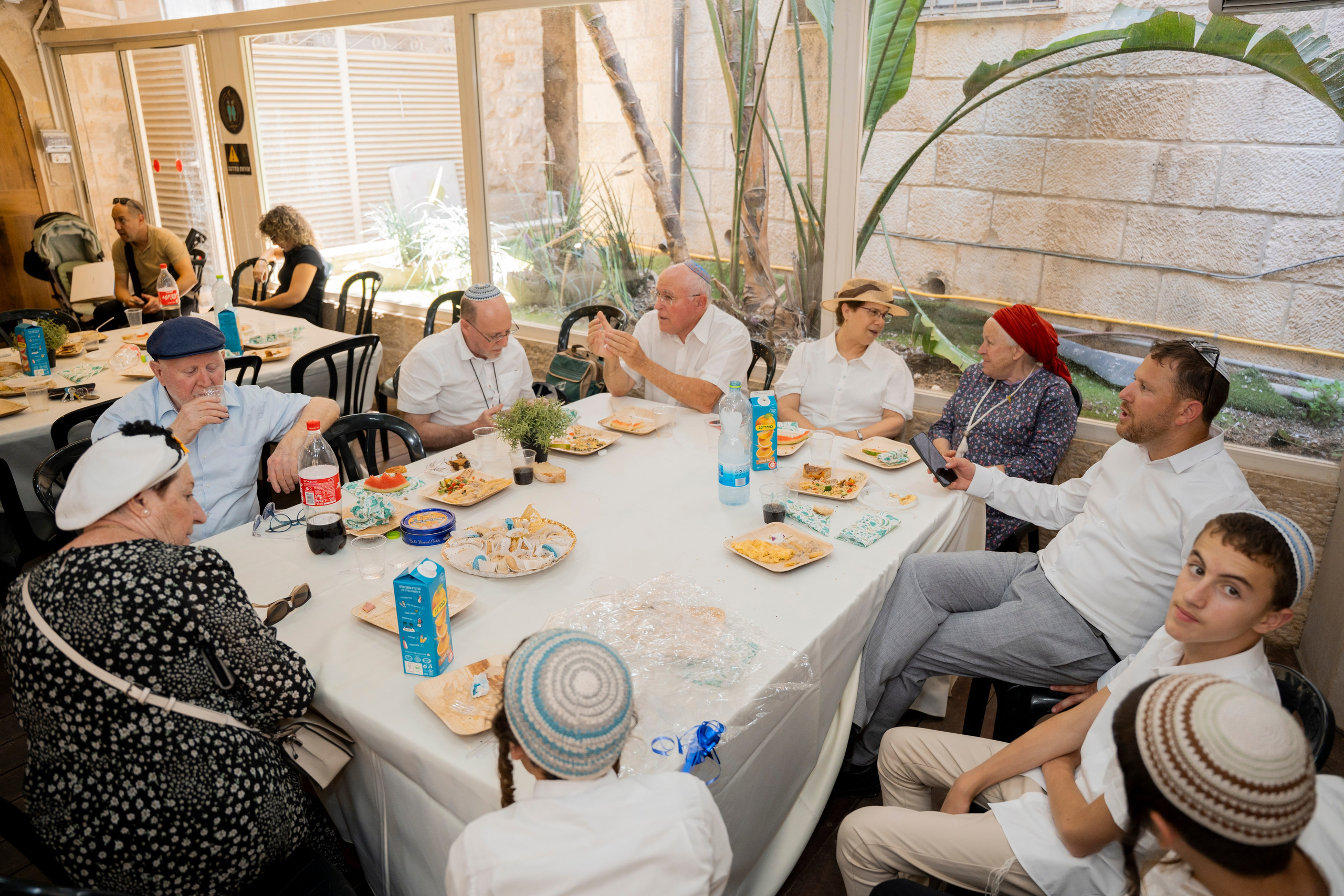 הנחת התפילין רפאל לוי. יוסף מזרחי צילום חתונה, ברית וזוגיות. צלם מקצועי שאוהב להוציא אתכם הכי יפים ברגעים הכי מרגשים