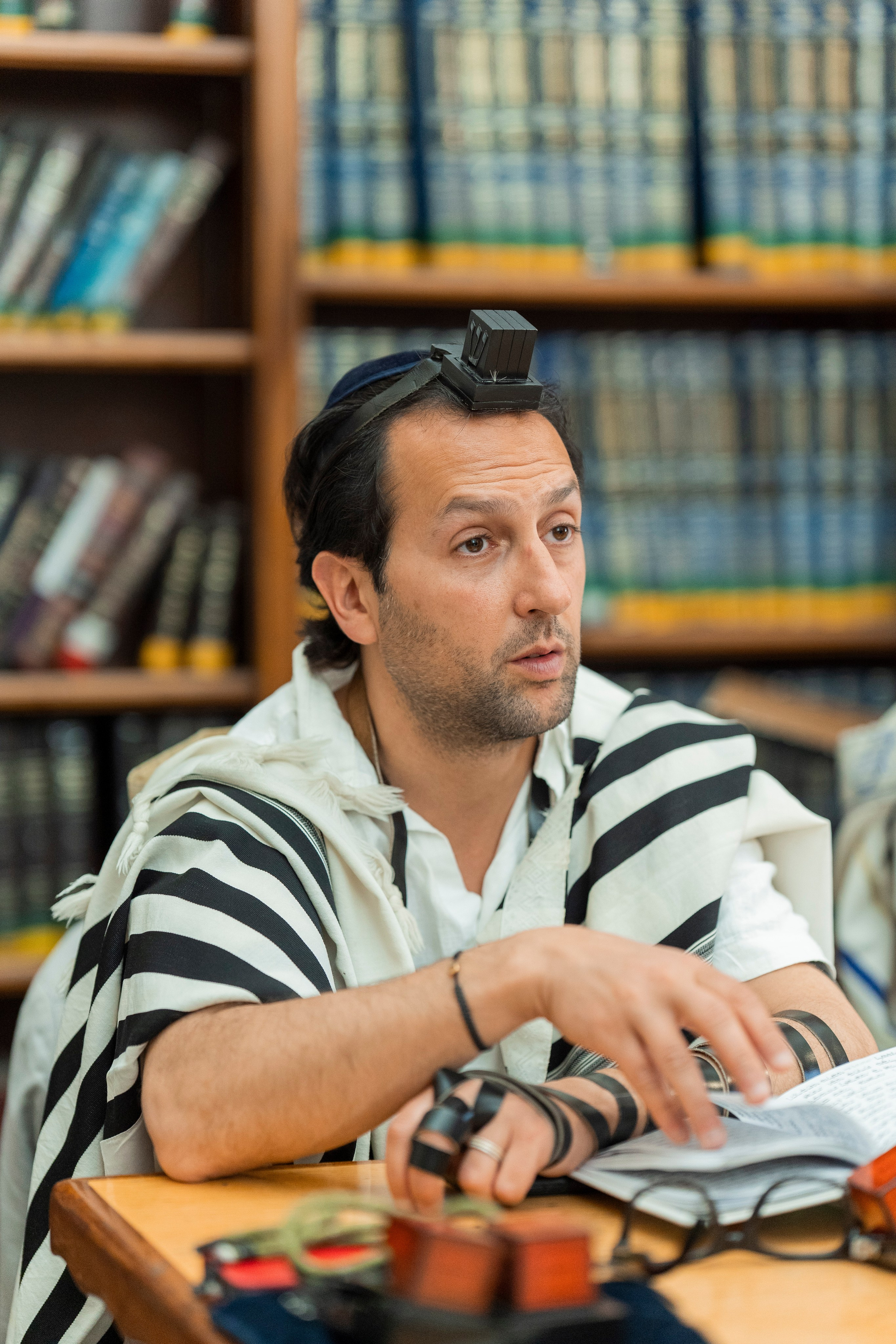 הנחת התפילין רפאל לוי. יוסף מזרחי צילום חתונה, ברית וזוגיות. צלם מקצועי שאוהב להוציא אתכם הכי יפים ברגעים הכי מרגשים