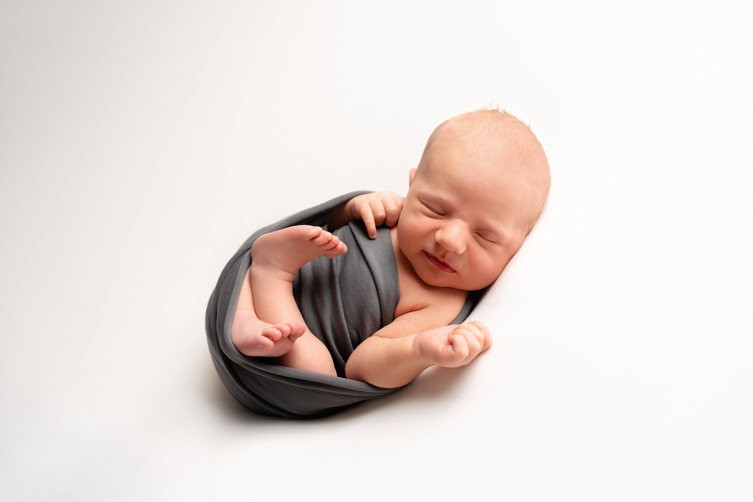 Babyfotografie und Newbornshooting für Kinder in Bayern. Neugeborenenfotografin und Retoucher in Augsburg Nastassia Schneider