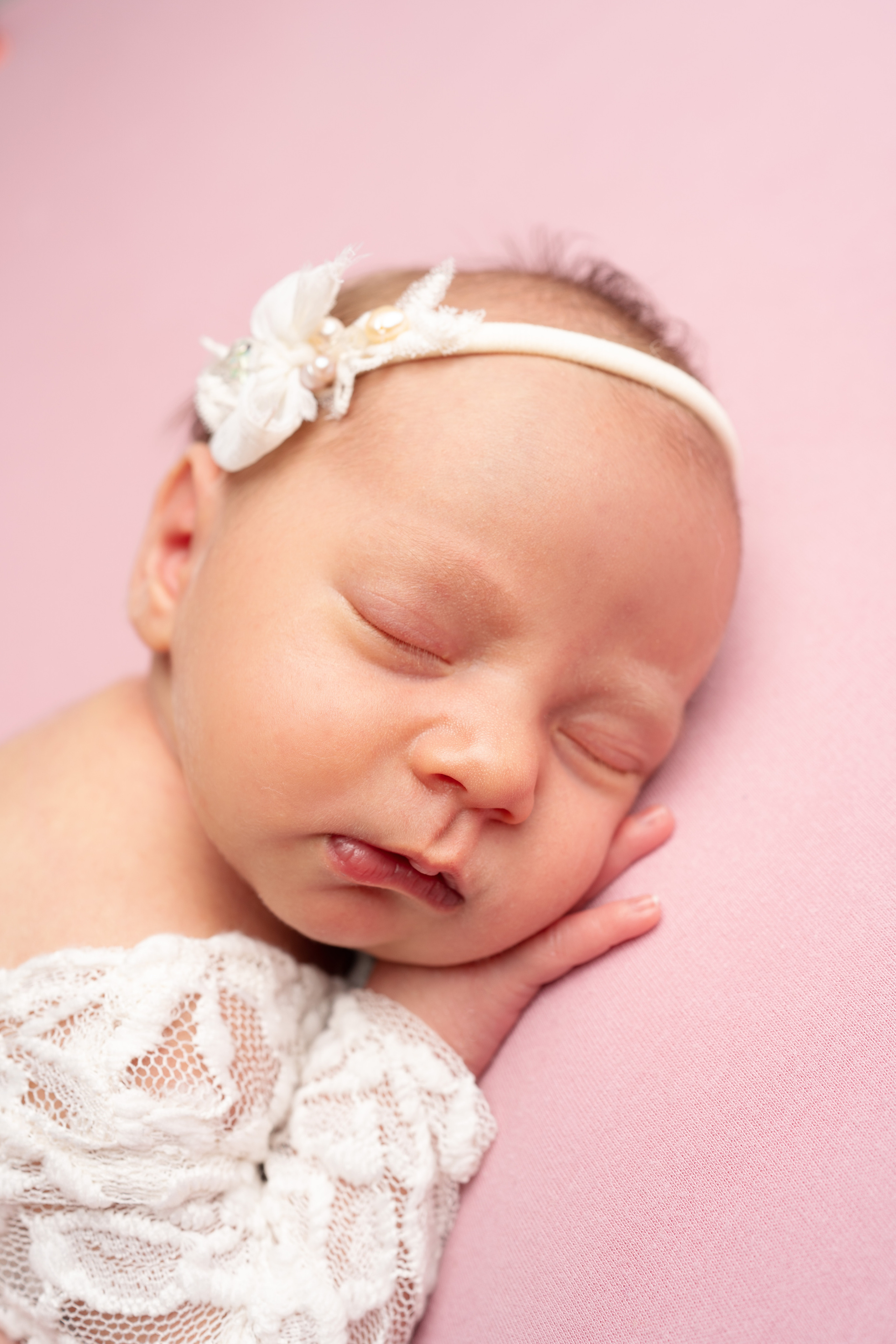 Neugeborenen shooting für Mädchen  in Augsburg und Umgebung. Neugeborenenfotografin und Retoucher in Augsburg Nastassia Schneider