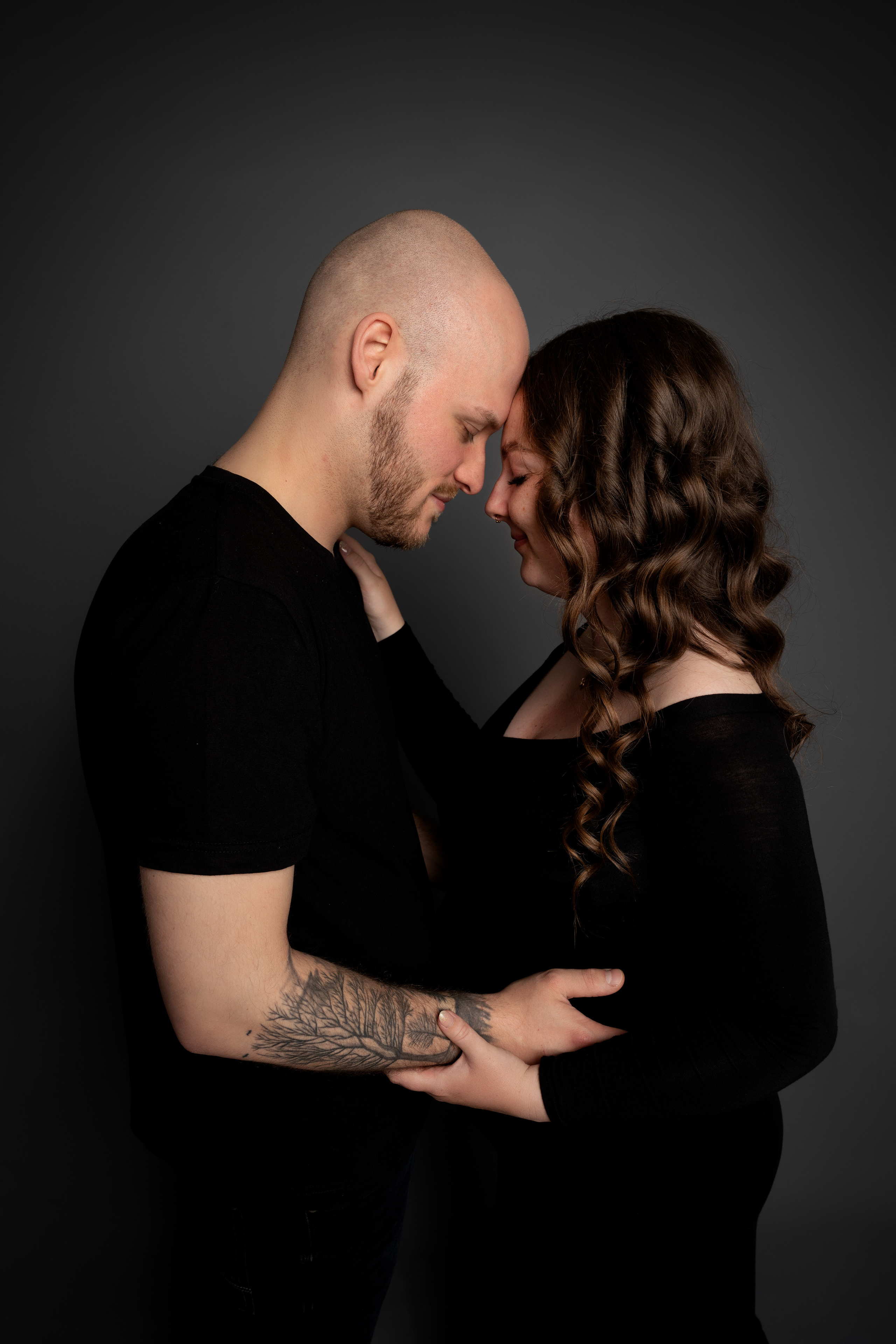 Liebevolle Schwangerschaftsbilder im Fotostudio