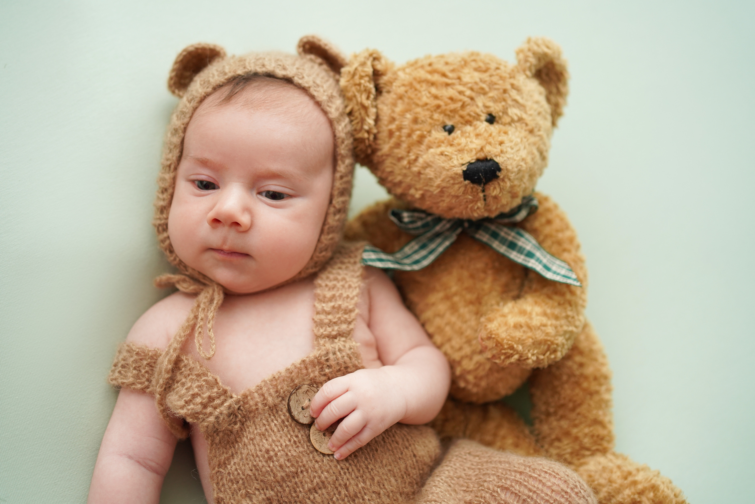 Mit dem Neugeborenen und seinem treuen Freund - dem Teddybär
