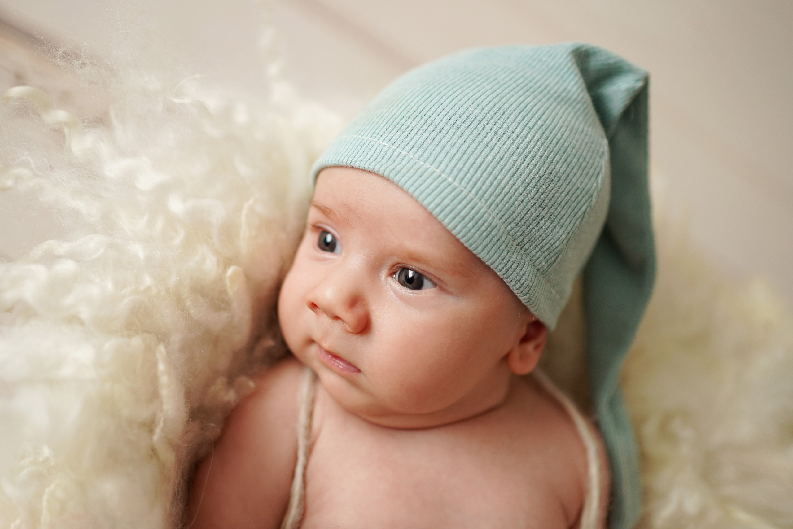 Kuschelige Zeit mit dem kleinen Schatz: 2 Monate alt und voller Neugier