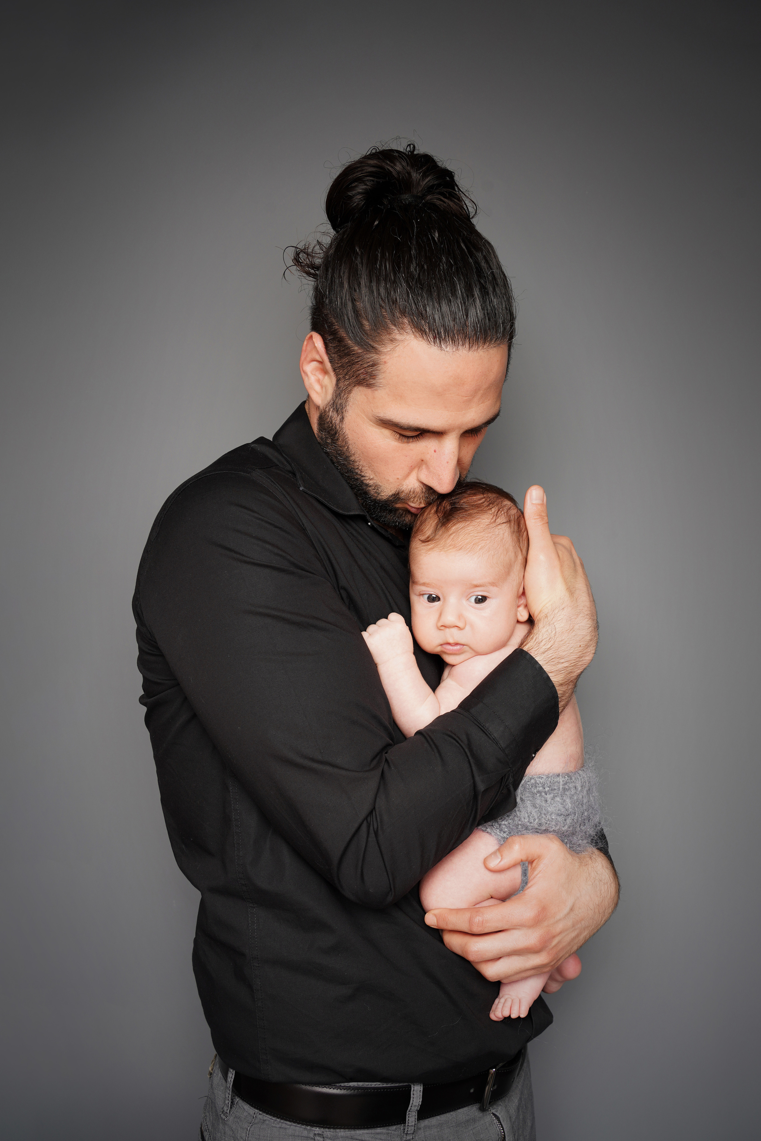 Mit Blick in die Kamera Strahlende Augen unseres 2-Monate alten Schatzes