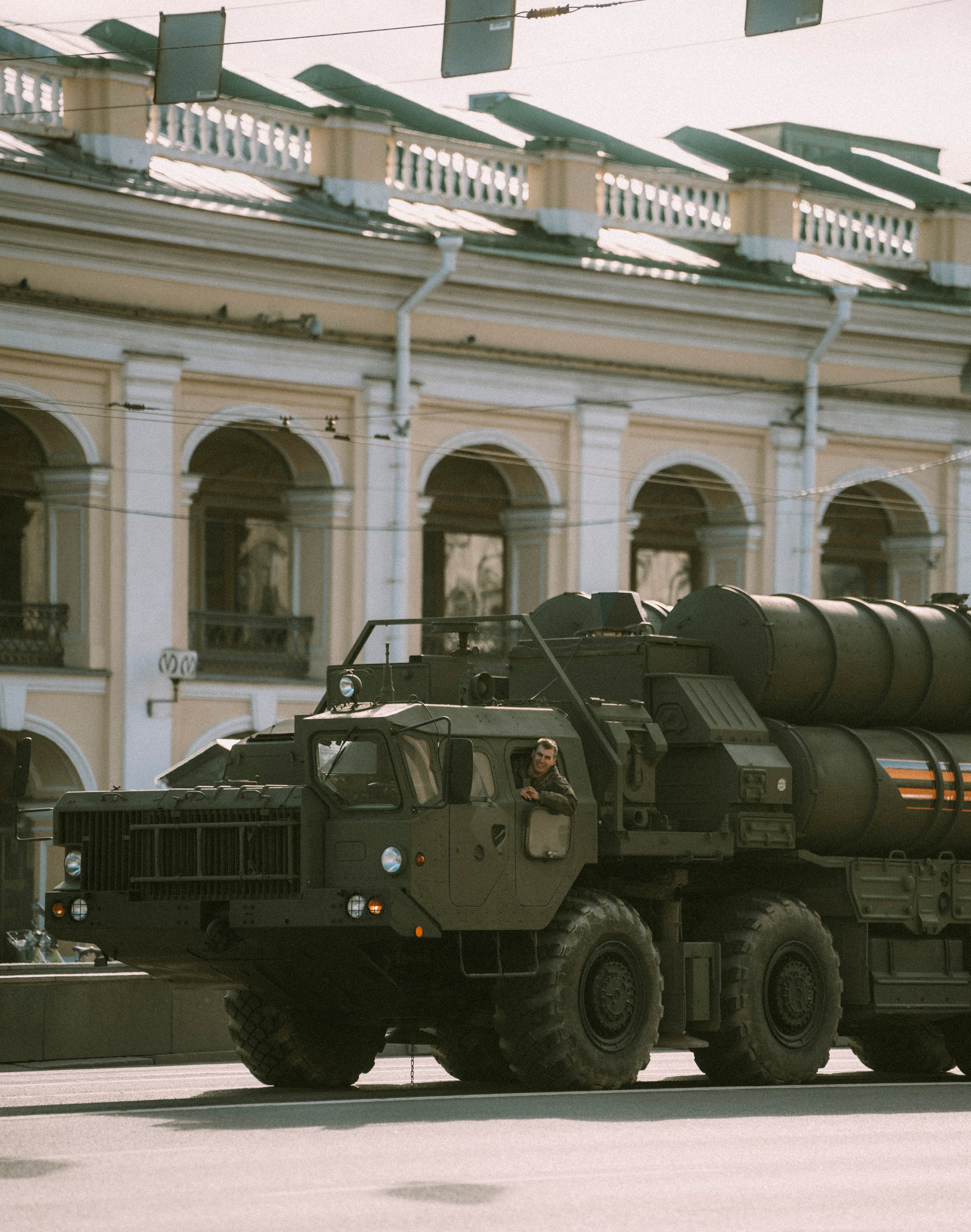 2025. Стрит-фотография, полная абсурда, идиотизма и красоты