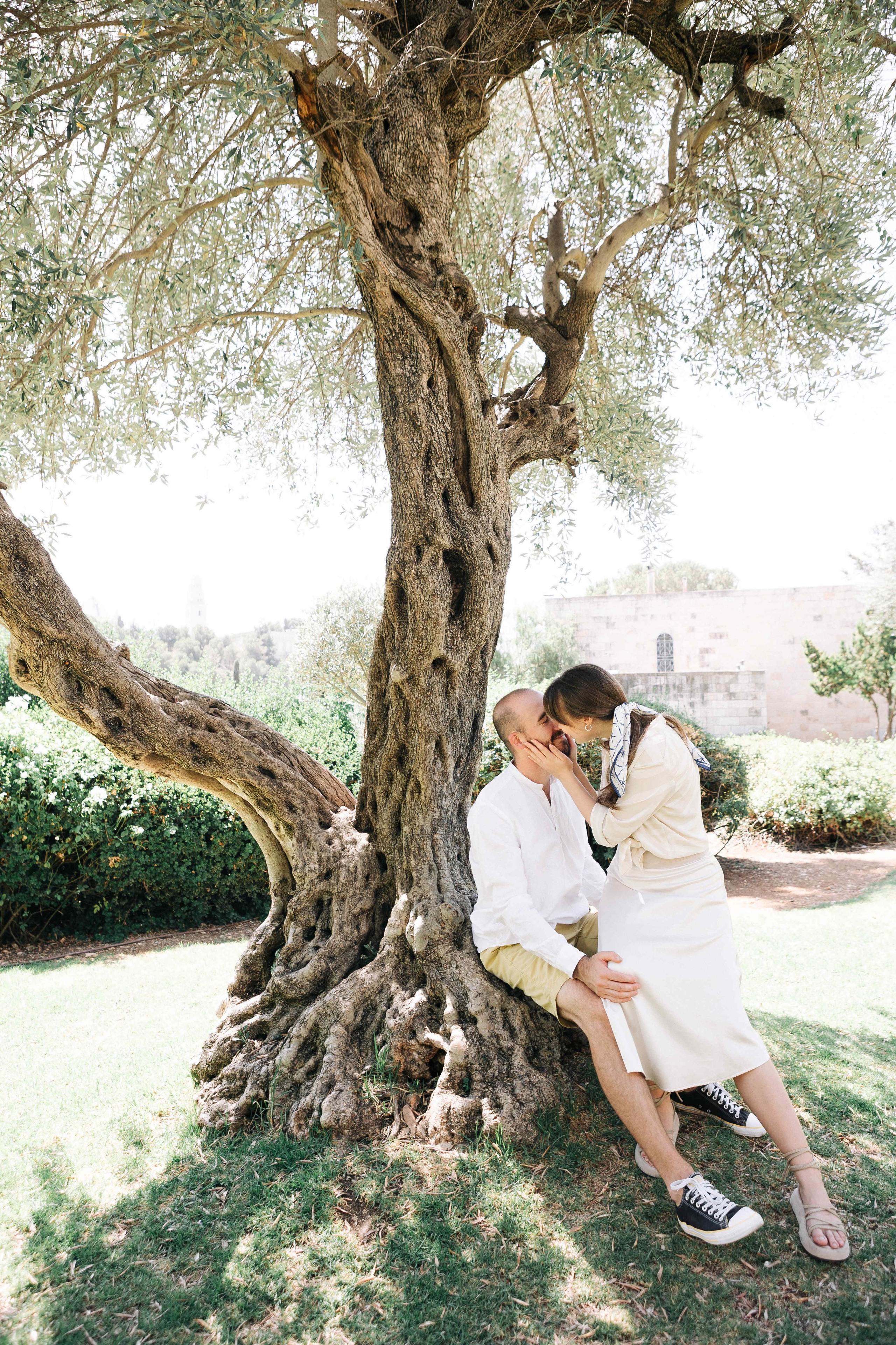 A MONTH AFTER THE WEDDING (morning). PHOTOGRAPHER IN ISRAEL