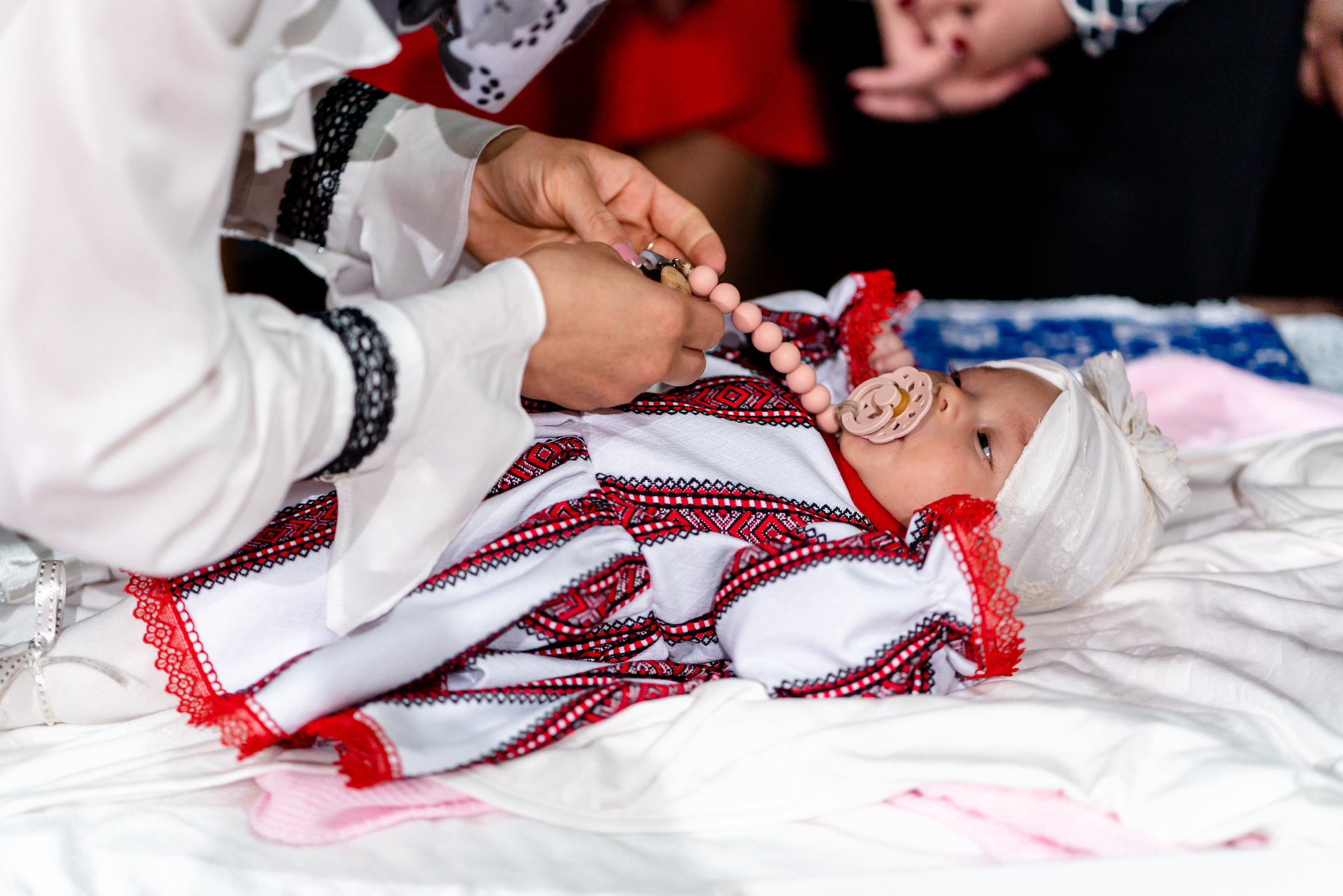 “Bebeluș botezat în biserică, ținut în brațe de nași”	•	“Detaliu cu lumânarea de botez decorată cu flori albe”	•	“Părinți emoționați alături de copilul lor la ceremonia de botez”	•	“Masa festivă de botez cu decor tematic și tort personalizat”	•	“Momentul în care preotul toarnă apă sfințită pe fruntea bebelușului”	“Bebeluș în rochie albă de botez, zâmbind în brațele mamei”	•	“Detaliu cu cruciulița de botez așezată pe o pernă de satin”	•	“Părinți și nași aprinzând lumânările în timpul ceremoniei de botez”	•	“Tort de botez decorat cu figurine tematice și numele copilului”	•	“Copil botezat dormind liniștit în pătuțul decorat festiv”	•	“Momentul în care preotul binecuvântează copilul în fața altarului”	•	“Invitați adunându-se în jurul mesei festive la petrecerea de botez”	•	“Bebeluș ținând în mână o jucărie personalizată primită la botez”	•	“Familie fericită pozând împreună după ceremonia de botez”	•	“Decor tematic cu baloane și flori la locația petrecerii de botez” fotograf Botoșani fotograf evenimente fotograf botez Alin Chirila fotograf alinofotostudio,- Preotul ținându-l pe micuțul Mathias Gabriel la botez, în biserica Înălțarea Domnului, Copălău  - Detalii de la botezul lui Mathias – lumânare, trusou și icoană  - Familia lui Mathias Gabriel alături de micuț, în ziua botezului  - Portret emoționant cu mama și bebelușul în brațe, în biserică,fotograf profesionist evenimente Botoșani, Iași, Suceava, Fălticeni, Bacău, Pașcani, Roman - AlinoFotoStudio by Alin Chirilă - servicii foto nuntă, botez, cununie, ședințe foto creative, albume personalizate, fotografii emoționante și calitative pentru cele mai importante momente din viață,fotograf nuntă Botoșani Alin Chirilă,  ședință foto botez Iași - AlinoFotoStudio,  servicii fotograf profesionist evenimente Suceava,  fotograf cununie civilă Fălticeni - Alin Chirilă,  album foto nuntă personalizat Bacău.“Bebeluș botezat în biserică, ținut în brațe de nași”	•	“Detaliu cu lumânarea de botez decorată cu flori albe”	•	“Părinți emoționați alături de copilul lor la ceremonia de botez”	•	“Masa festivă de botez cu decor tematic și tort personalizat”	•	“Momentul în care preotul toarnă apă sfințită pe fruntea bebelușului”	“Bebeluș în rochie albă de botez, zâmbind în brațele mamei”	•	“Detaliu cu cruciulița de botez așezată pe o pernă de satin”	•	“Părinți și nași aprinzând lumânările în timpul ceremoniei de botez”	•	“Tort de botez decorat cu figurine tematice și numele copilului”	•	“Copil botezat dormind liniștit în pătuțul decorat festiv”	•	“Momentul în care preotul binecuvântează copilul în fața altarului”	•	“Invitați adunându-se în jurul mesei festive la petrecerea de botez”	•	“Bebeluș ținând în mână o jucărie personalizată primită la botez”	•	“Familie fericită pozând împreună după ceremonia de botez”	•	“Decor tematic cu baloane și flori la locația petrecerii de botez” fotograf Botoșani fotograf evenimente fotograf botez Alin Chirila fotograf alinofotostudio.fotograf botez Amelis Maria, fotografie botez Botoșani, fotograf Alin Chirilă, amintiri botez, fotografii botez, botez Amelis Maria, fotograf copii, fotografie botez în Botoșani,