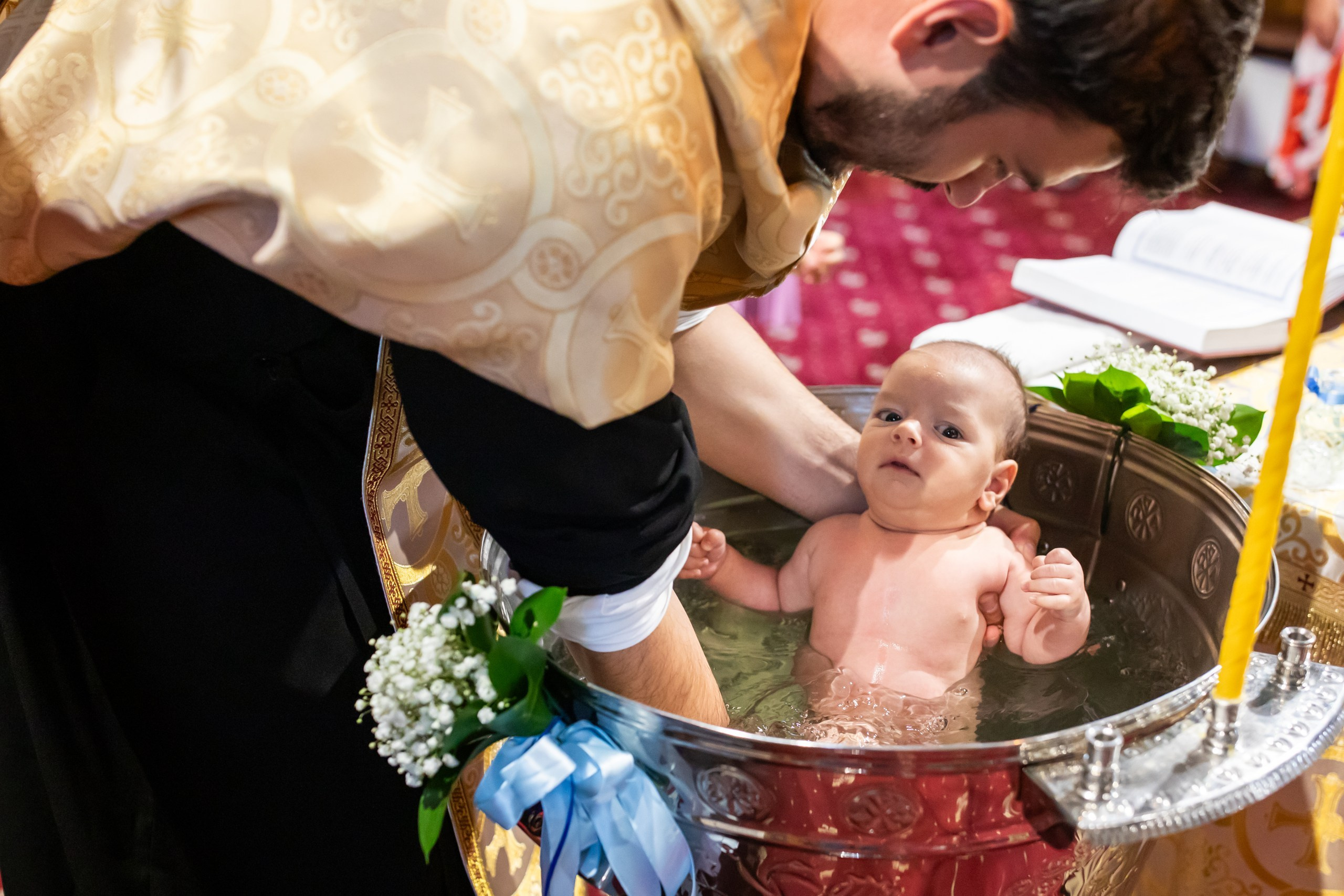 fotograf botez , fotografie botez Botoșani, fotograf Alin Chirilă, amintiri botez, fotografii botez, botez Miruna Parascheva, fotograf copii, fotografie botez în Botoșani-alt="botez , fotografie botez Alin Chirilă, amintiri botez, fotografii emoționante botez Botoșani"-- fotografii-botez-bebelus- amintiri-botez-micuț- moment-sfânt-crestinare- fotografie-emotionanta-botez- detalii-botez-bebelusi- parinti-fericiti-la-botez- fotograf-botez-profesionist- botez-in-biserica-ortodoxa- micuț-botezat-cu-emoție- zâmbete-și-lacrimi-la-botez- bebeluș-la-cristelniță- decor-botez-colorat- botez-cu-dragoste-și-credință- emotie-pura-la-botez- fotograf-botez-botosani- botez-iasi-suceava-fotograf- amintiri-nepretuite-botez-- Preotul ținându-l pe micuțul Mathias Gabriel la botez, în biserica Înălțarea Domnului, Copălău  - Detalii de la botezul lui Mathias – lumânare, trusou și icoană  - Familia lui Mathias Gabriel alături de micuț, în ziua botezului  - Portret emoționant cu mama și bebelușul în brațe, în biserică,fotograf profesionist evenimente Botoșani, Iași, Suceava, Fălticeni, Bacău, Pașcani, Roman - AlinoFotoStudio by Alin Chirilă - servicii foto nuntă, botez, cununie, ședințe foto creative, albume personalizate, fotografii emoționante și calitative pentru cele mai importante momente din viață,fotograf nuntă Botoșani Alin Chirilă,  ședință foto botez Iași - AlinoFotoStudio,  servicii fotograf profesionist evenimente Suceava,  fotograf cununie civilă Fălticeni - Alin Chirilă,  album foto nuntă personalizat Bacău.“Bebeluș botezat în biserică, ținut în brațe de nași”	•	“Detaliu cu lumânarea de botez decorată cu flori albe”	•	“Părinți emoționați alături de copilul lor la ceremonia de botez”	•	“Masa festivă de botez cu decor tematic și tort personalizat”	•	“Momentul în care preotul toarnă apă sfințită pe fruntea bebelușului”	“Bebeluș în rochie albă de botez, zâmbind în brațele mamei”	•	“Detaliu cu cruciulița de botez așezată pe o pernă de satin”	•	“Părinți și nași aprinzând lumânările în timpul ceremoniei de botez”	•	“Tort de botez decorat cu figurine tematice și numele copilului”	•	“Copil botezat dormind liniștit în pătuțul decorat festiv”	•	“Momentul în care preotul binecuvântează copilul în fața altarului”	•	“Invitați adunându-se în jurul mesei festive la petrecerea de botez”	•	“Bebeluș ținând în mână o jucărie personalizată primită la botez”	•	“Familie fericită pozând împreună după ceremonia de botez”	•	“Decor tematic cu baloane și flori la locația petrecerii de botez” fotograf Botoșani fotograf evenimente fotograf botez Alin Chirila fotograf alinofotostudio.fotograf botez Amelis Maria, fotografie botez Botoșani, fotograf Alin Chirilă, amintiri botez, fotografii botez, botez Amelis Maria, fotograf copii, fotografie botez în Botoșani,