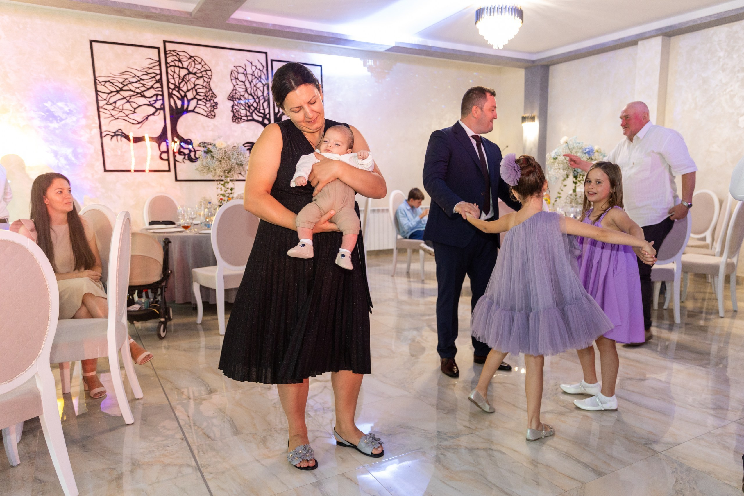 fotograf botez , fotografie botez Botoșani, fotograf Alin Chirilă, amintiri botez, fotografii botez, botez Miruna Parascheva, fotograf copii, fotografie botez în Botoșani-alt="botez , fotografie botez Alin Chirilă, amintiri botez, fotografii emoționante botez Botoșani"-- fotografii-botez-bebelus- amintiri-botez-micuț- moment-sfânt-crestinare- fotografie-emotionanta-botez- detalii-botez-bebelusi- parinti-fericiti-la-botez- fotograf-botez-profesionist- botez-in-biserica-ortodoxa- micuț-botezat-cu-emoție- zâmbete-și-lacrimi-la-botez- bebeluș-la-cristelniță- decor-botez-colorat- botez-cu-dragoste-și-credință- emotie-pura-la-botez- fotograf-botez-botosani- botez-iasi-suceava-fotograf- amintiri-nepretuite-botez-- Preotul ținându-l pe micuțul Mathias Gabriel la botez, în biserica Înălțarea Domnului, Copălău  - Detalii de la botezul lui Mathias – lumânare, trusou și icoană  - Familia lui Mathias Gabriel alături de micuț, în ziua botezului  - Portret emoționant cu mama și bebelușul în brațe, în biserică,fotograf profesionist evenimente Botoșani, Iași, Suceava, Fălticeni, Bacău, Pașcani, Roman - AlinoFotoStudio by Alin Chirilă - servicii foto nuntă, botez, cununie, ședințe foto creative, albume personalizate, fotografii emoționante și calitative pentru cele mai importante momente din viață,fotograf nuntă Botoșani Alin Chirilă,  ședință foto botez Iași - AlinoFotoStudio,  servicii fotograf profesionist evenimente Suceava,  fotograf cununie civilă Fălticeni - Alin Chirilă,  album foto nuntă personalizat Bacău.“Bebeluș botezat în biserică, ținut în brațe de nași”	•	“Detaliu cu lumânarea de botez decorată cu flori albe”	•	“Părinți emoționați alături de copilul lor la ceremonia de botez”	•	“Masa festivă de botez cu decor tematic și tort personalizat”	•	“Momentul în care preotul toarnă apă sfințită pe fruntea bebelușului”	“Bebeluș în rochie albă de botez, zâmbind în brațele mamei”	•	“Detaliu cu cruciulița de botez așezată pe o pernă de satin”	•	“Părinți și nași aprinzând lumânările în timpul ceremoniei de botez”	•	“Tort de botez decorat cu figurine tematice și numele copilului”	•	“Copil botezat dormind liniștit în pătuțul decorat festiv”	•	“Momentul în care preotul binecuvântează copilul în fața altarului”	•	“Invitați adunându-se în jurul mesei festive la petrecerea de botez”	•	“Bebeluș ținând în mână o jucărie personalizată primită la botez”	•	“Familie fericită pozând împreună după ceremonia de botez”	•	“Decor tematic cu baloane și flori la locația petrecerii de botez” fotograf Botoșani fotograf evenimente fotograf botez Alin Chirila fotograf alinofotostudio.fotograf botez Amelis Maria, fotografie botez Botoșani, fotograf Alin Chirilă, amintiri botez, fotografii botez, botez Amelis Maria, fotograf copii, fotografie botez în Botoșani,