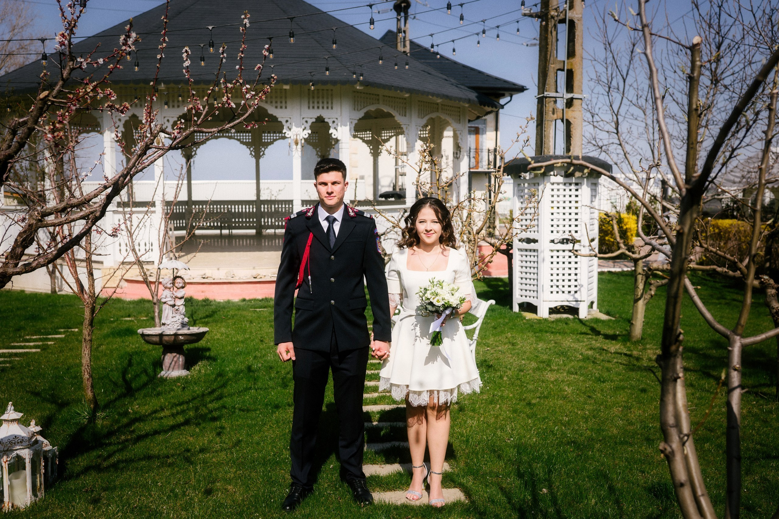 Povestitor prin fotografie - Fotograf nuntă Botoșani  – Alin Chirilă -* Gabriel și Denisa la starea civilă în Unțeni Botoșani, fotografie de cuplu pe scări elegante, Alin Chirilă fotograf* Mire și mireasă după cununia civilă în comuna Unțeni Botoșani, ședință foto realizată de AlinoFotoStudio* Fotograf stare civilă Botoșani, Gabriel și Denisa privindu-se cu drag pe scările locației de eveniment* Cuplu proaspăt căsătorit la cununia civilă Unțeni, fotografie romantică realizată de Alin Chirilă fotograf* Gabriel și Denisa după ceremonia civilă, ședință foto la Restaurant Luceafărul Popas Cucorăni* Fotograf evenimente Botoșani, stare civilă Unțeni, mire și mireasă în cadru elegant și luminos* Mire în uniformă și mireasă cu buchet alb, fotografie de nuntă civilă în județul Botoșani* AlinoFotoStudio portret de cuplu la stare civilă, Gabriel și Denisa în ziua logodnei civile* Fotograf cununie civilă Botoșani, moment romantic surprins la Popas Cucorăni Luceafărul* Gabriel și Denisa și-au spus da la Unțeni Botoșani, amintiri fotografice naturale și elegante* Mireasă cu păr ondulat și mire în uniformă militară, fotografie de cuplu la stare civilă* Alin Chirilă povestitor prin fotografie, cununie civilă Gabriel și Denisa în Botoșani* Ședință foto de stare civilă Botoșani, cuplu pe scări decorative într-un cadru rafinat* Fotograf nuntă și stare civilă Suceava Botoșani Iași, Gabriel și Denisa în ziua cea mare* Imagine romantică de la cununia civilă Unțeni, mire și mireasă zâmbind unul către celălalt, fotograf uvertura mall Botoșani, fotograf mall- servicii foto- video Botoșani 