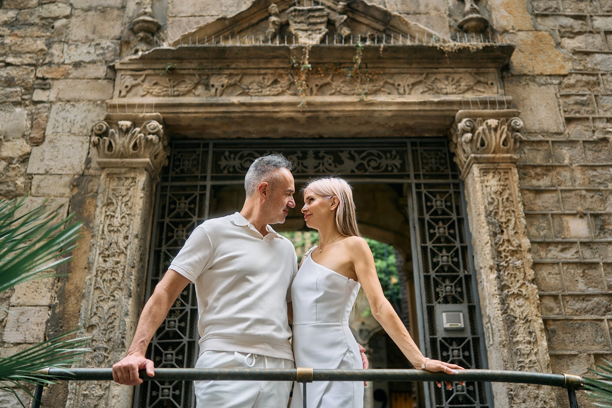 Description of the Old City location for a  love-story or individual photo shoot in Barcelona, examples of photos taken at this photo spot. POSTCARD.BCN Photographer Kate in Barcelona. Love-story, family or individual photo shoots