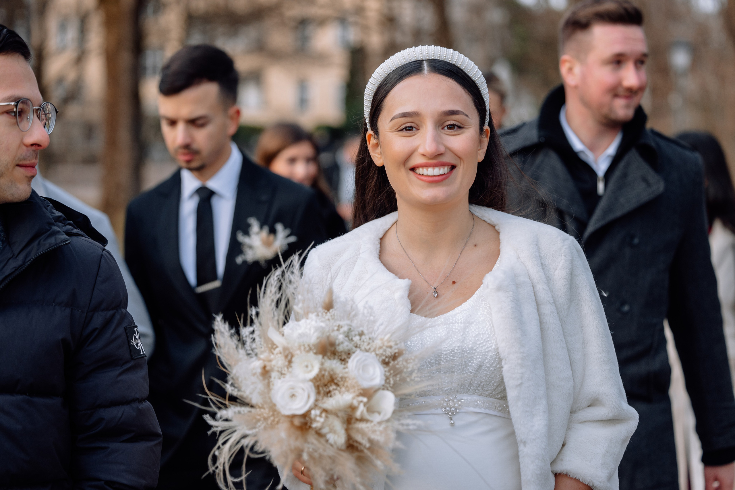 Braut mit Gästen – Freude und Feier Mandlstraße 14