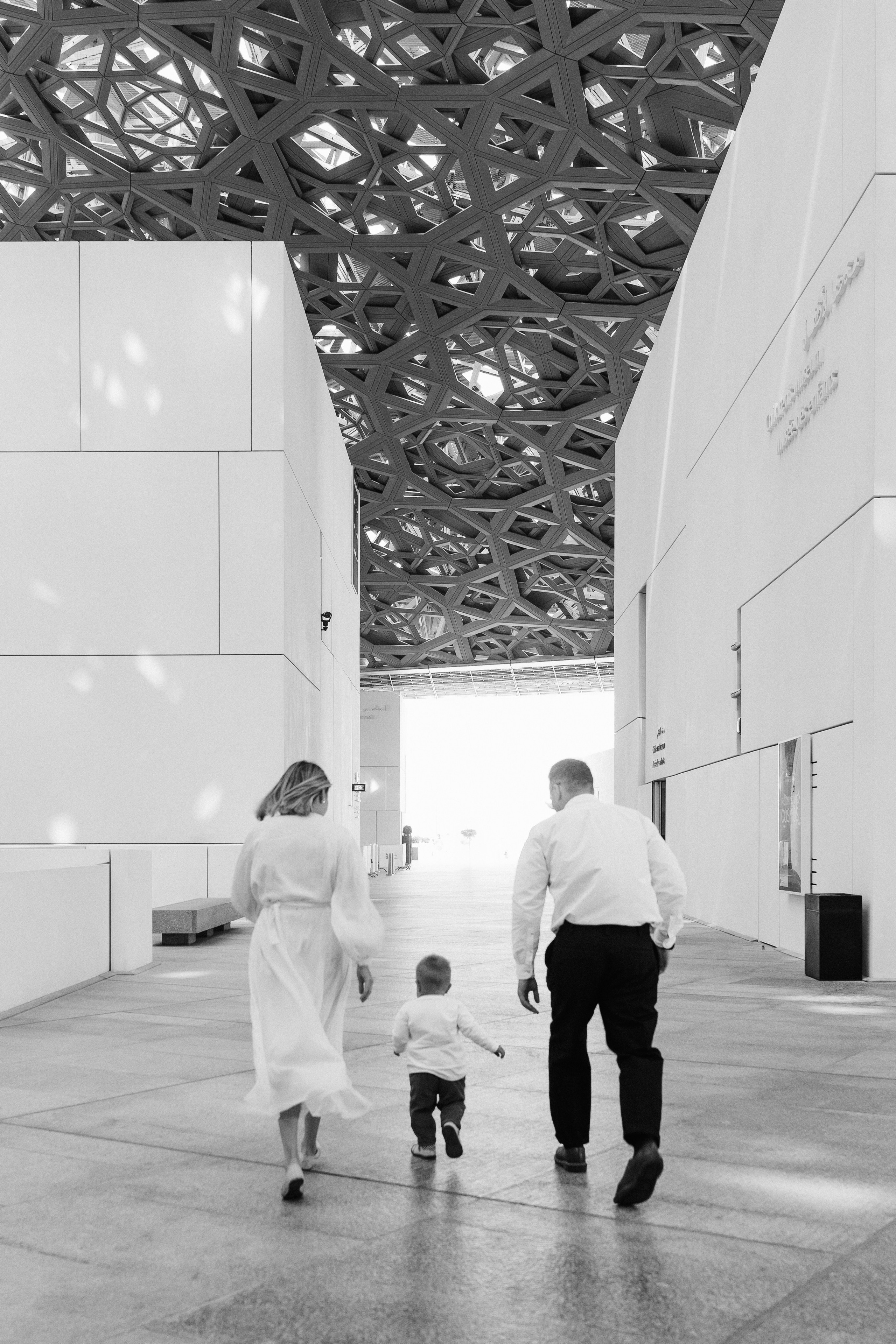 Louvre Dima, Dasha and Artemy. Professional Photographer Abu Dhabi, Dubai — Yulia Ismoilova | 2025