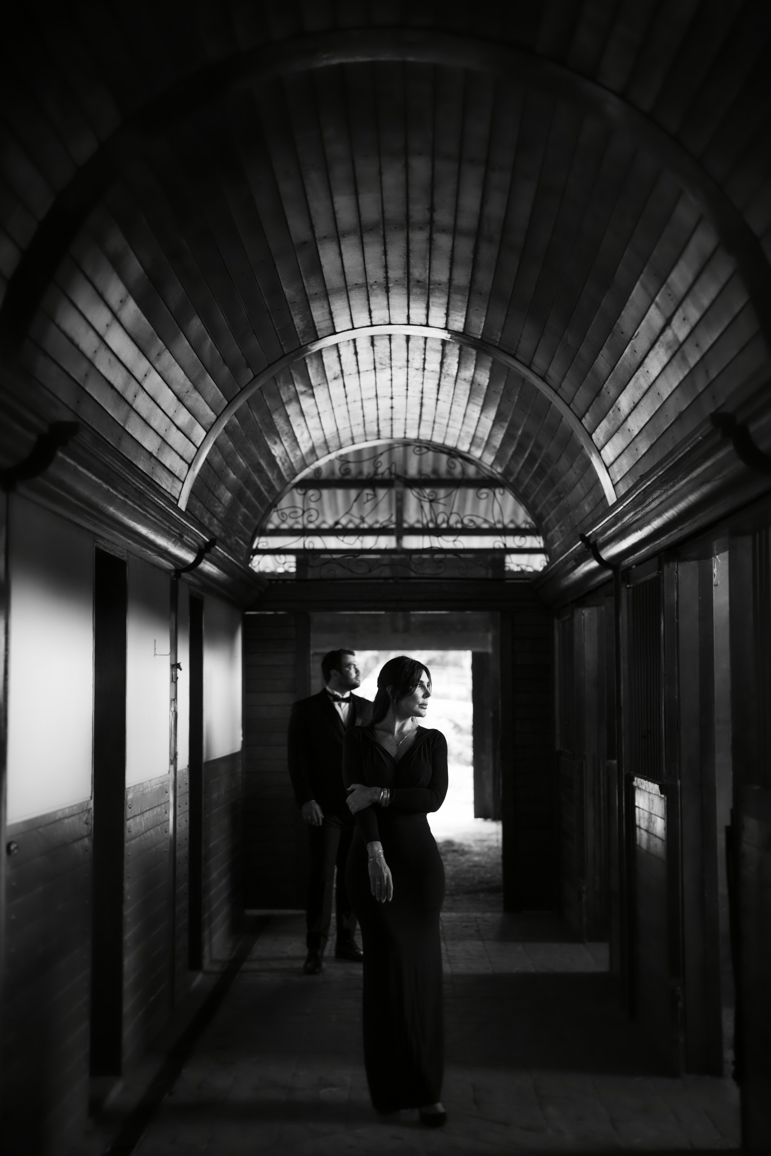 Um ensaio pré-wedding com cavalo, paisagem rural e uma estética elegante em preto e branco. Sara e Rafael viveram uma sessão autêntica e cinematográfica em Minas Gerais, com referências editoriais e fotografia de casal ao ar livre.