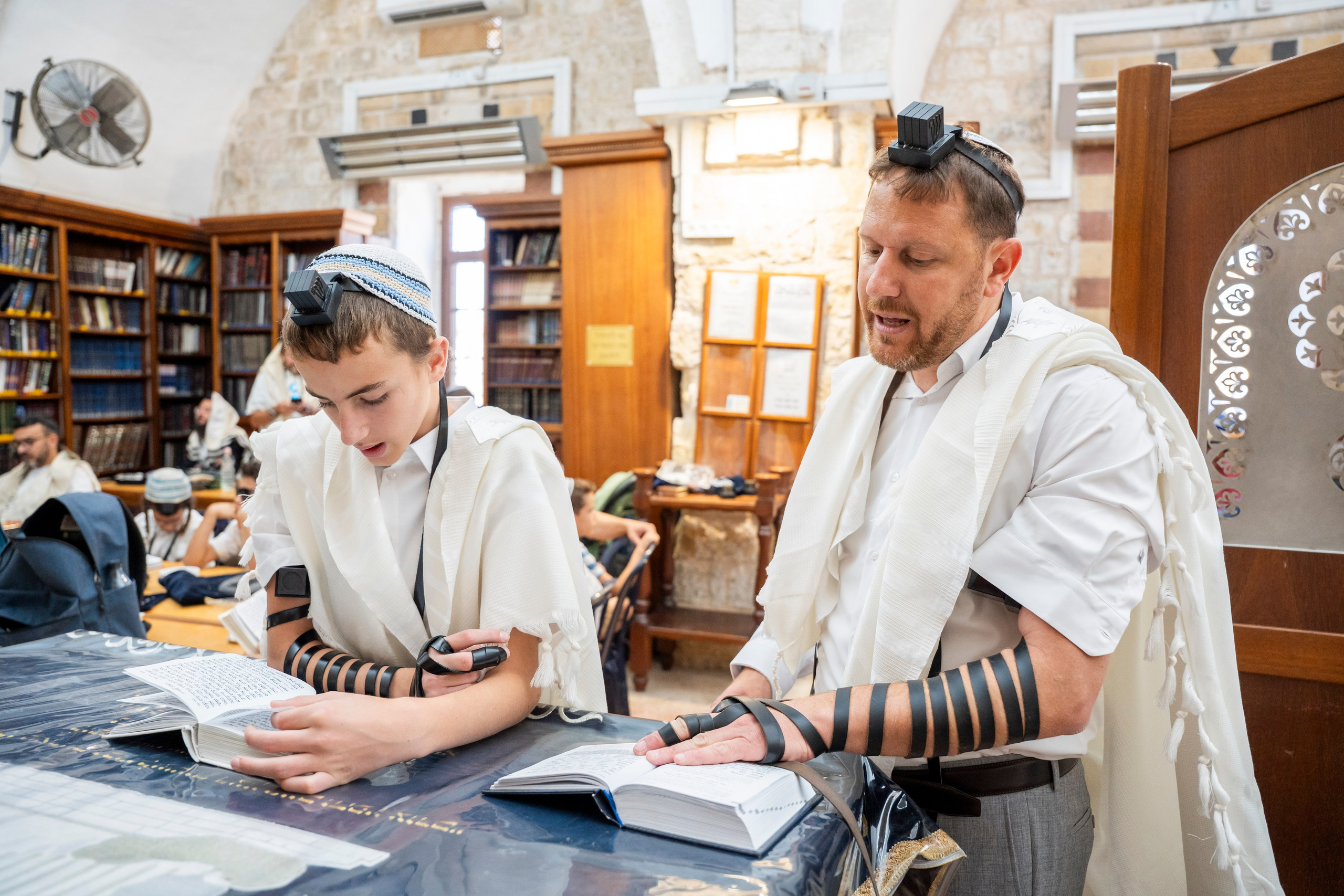 הנחת התפילין רפאל לוי. יוסף מזרחי צילום חתונה, ברית וזוגיות. צלם מקצועי שאוהב להוציא אתכם הכי יפים ברגעים הכי מרגשים