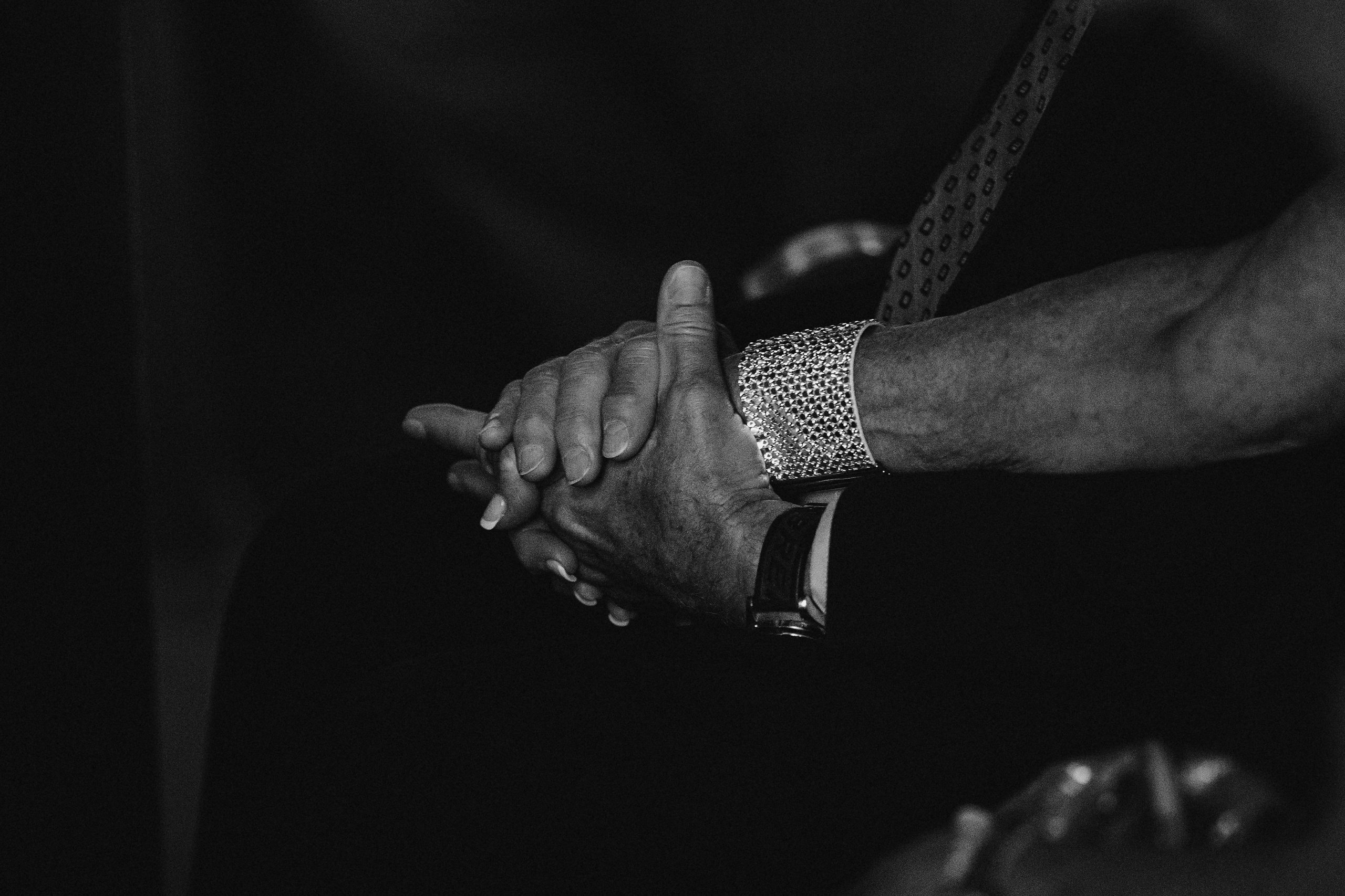 Фотограф в Ирландии Дублин свадьба жених невеста руки родители фотки топ свадебных фотографов