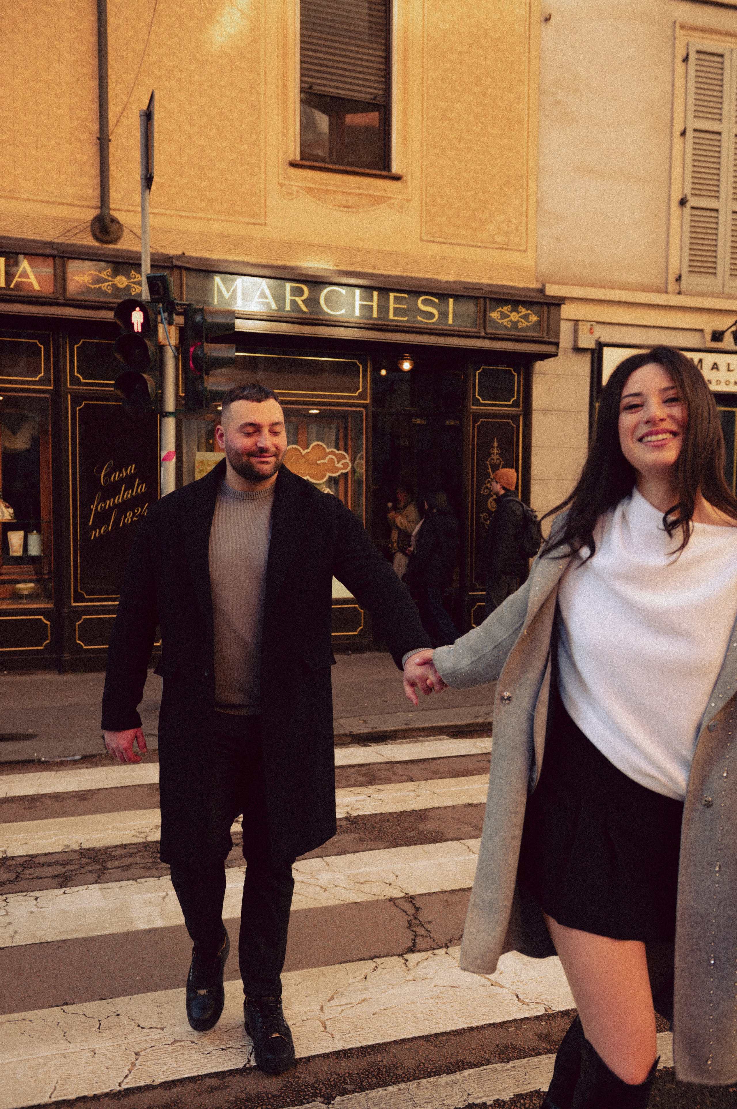 servizio fotografico coppia Milano, coppia innamorata Italia, fotografia naturale di coppia, coppia in movimento Milano, servizio fotografico spontaneo Milano, amore e viaggio Italia, servizio fotografico di coppia Milano, fotografia love story Milano, coppia romantica Italia, ritratto di coppia Milano, primo piano coppia innamorata, fotografia emozionale Milano,