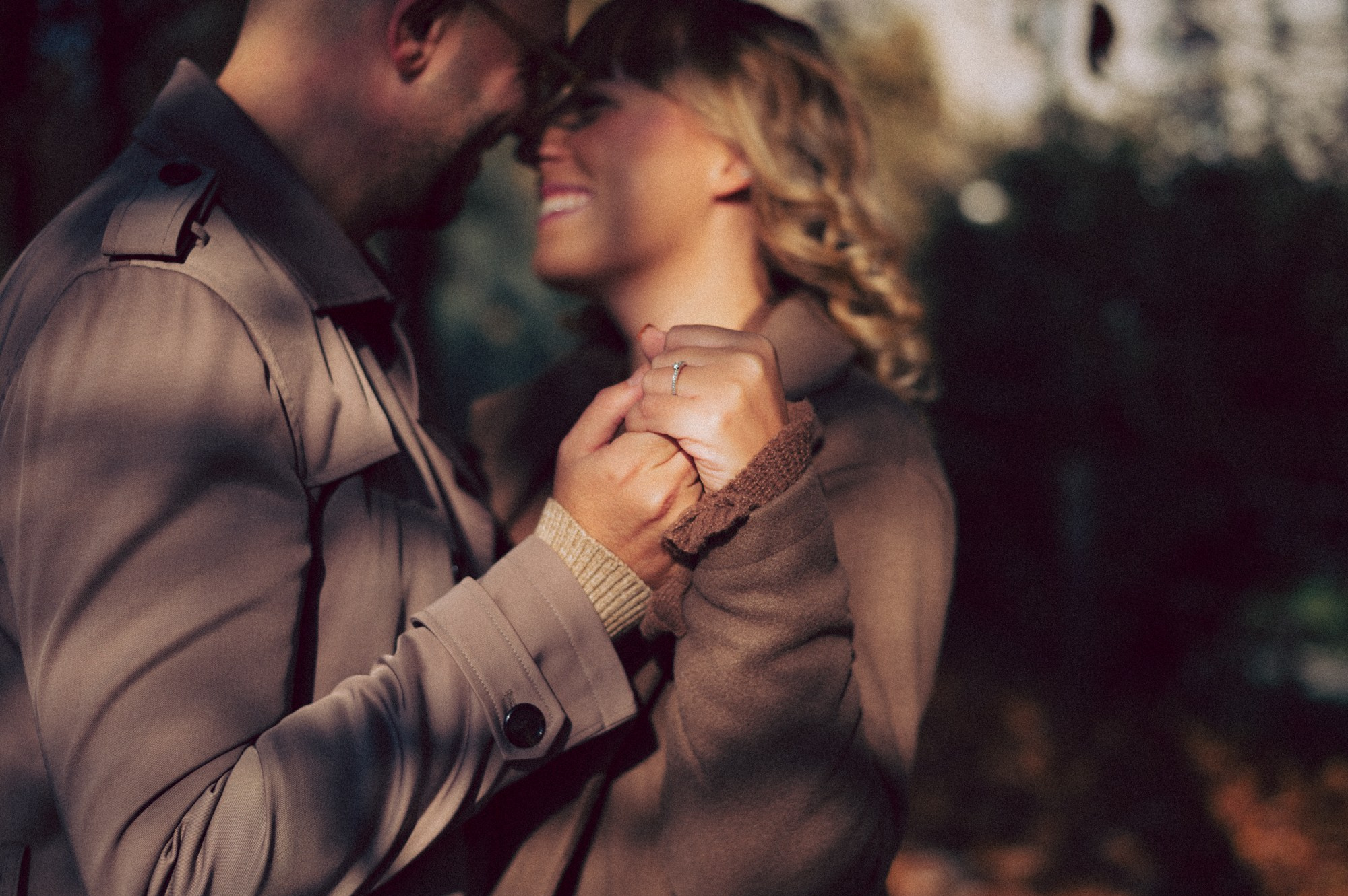 Intimate fall couple photo showing a close-up of hands gently intertwined, with warm sunlight creating a soft, romantic atmosphere. Perfect inspiration for cozy autumn photoshoots, candid couple moments, engagement-style portraits, and warm-toned lifestyle photography. Ideal for couples who love natural emotions and subtle details. autumn couple photo, fall engagement photo, holding hands close up, candid couple photography, romantic fall session, cozy autumn vibes, lifestyle couple photos, warm tones photography, natural couple moments, fall photoshoot inspiration