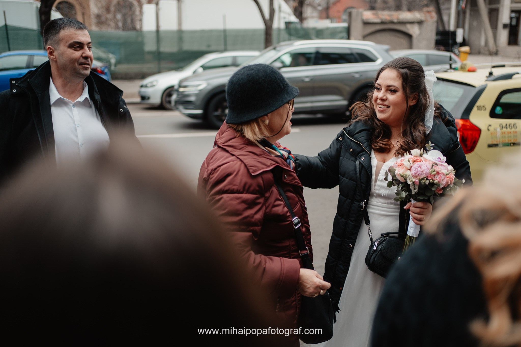Miri fericiți în fața oficiului stării civile din Bucuresti, Sector 5, celebrând începutul unei noi vieți împreună. Fotografie de cununie civilă, capturând naturalețea și bucuria momentului special.