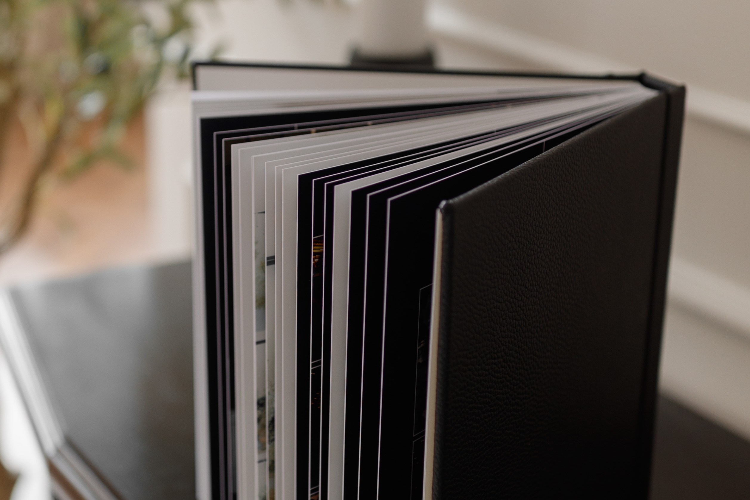 Albume de Nuntă cu Copertă din Eco-Piele Neagră – Eleganță Clasică și Povestea Dragostei Tale. Scarlat Photography