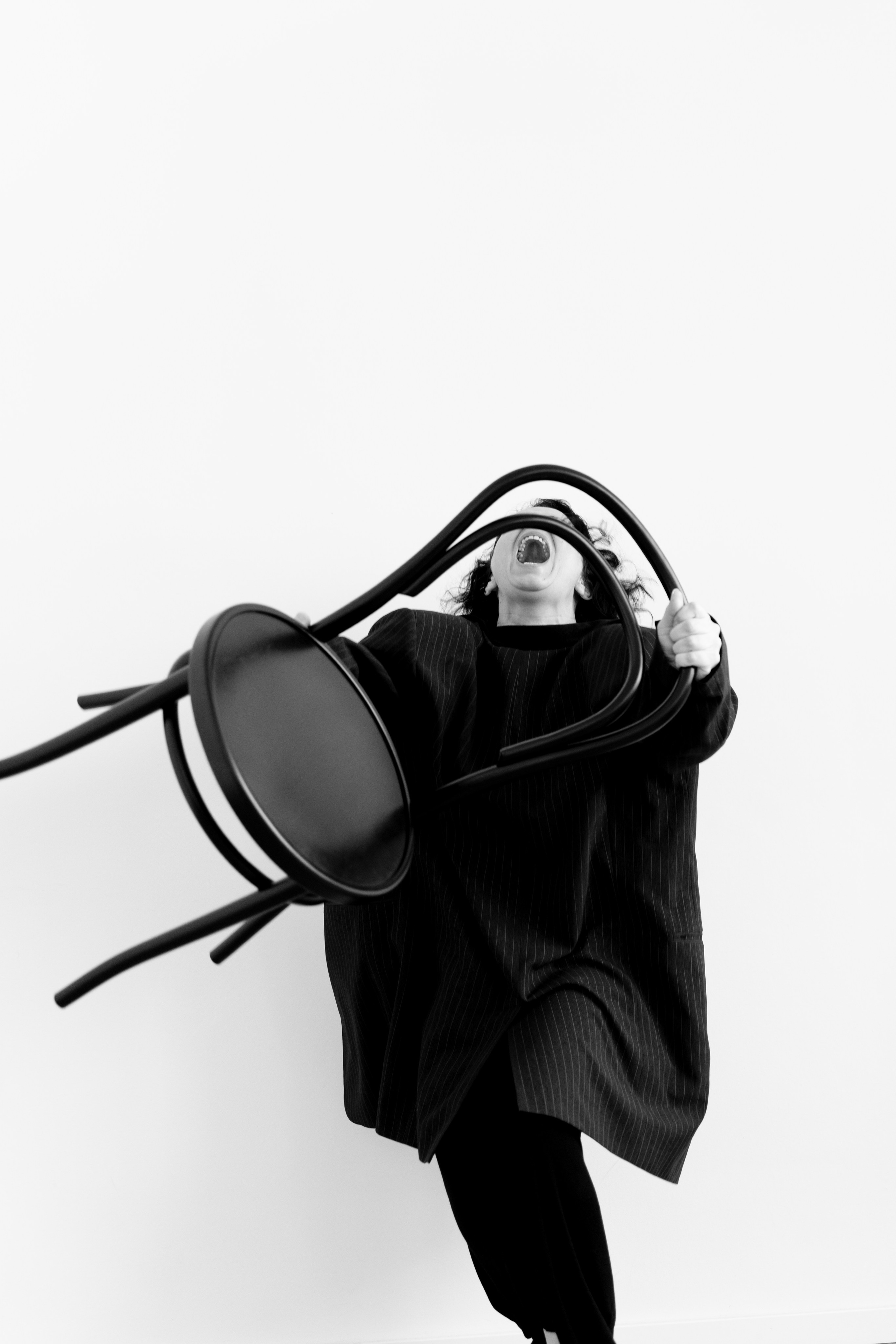 Starke Emotionen als wichtiger Aspekt der Frau. Schwarz-weiß Fotografie in Münster. Fotografin Viktoria Roschen