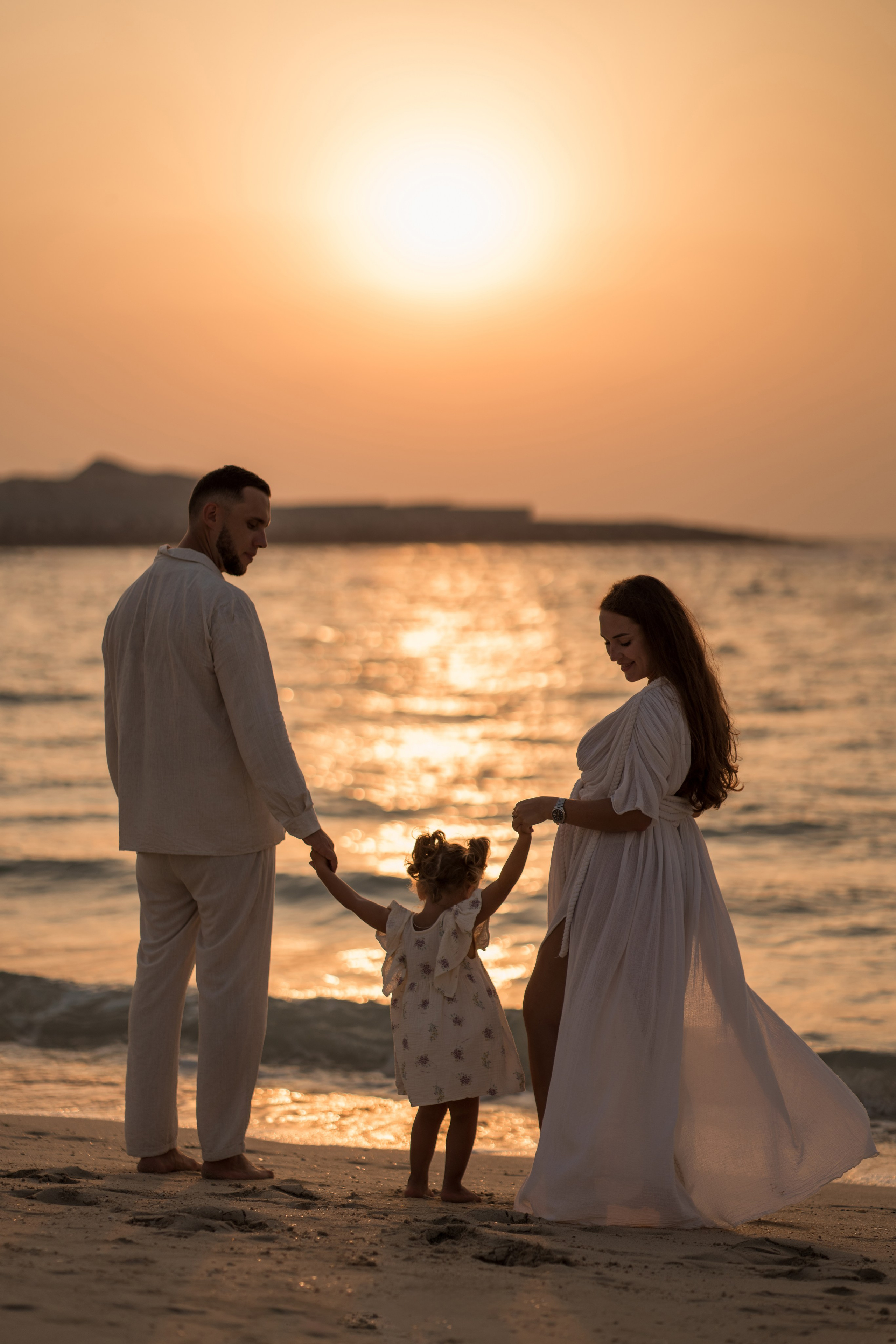 Golden hour, growing love. Angela Iakovleva — Family Photographer in Dubai