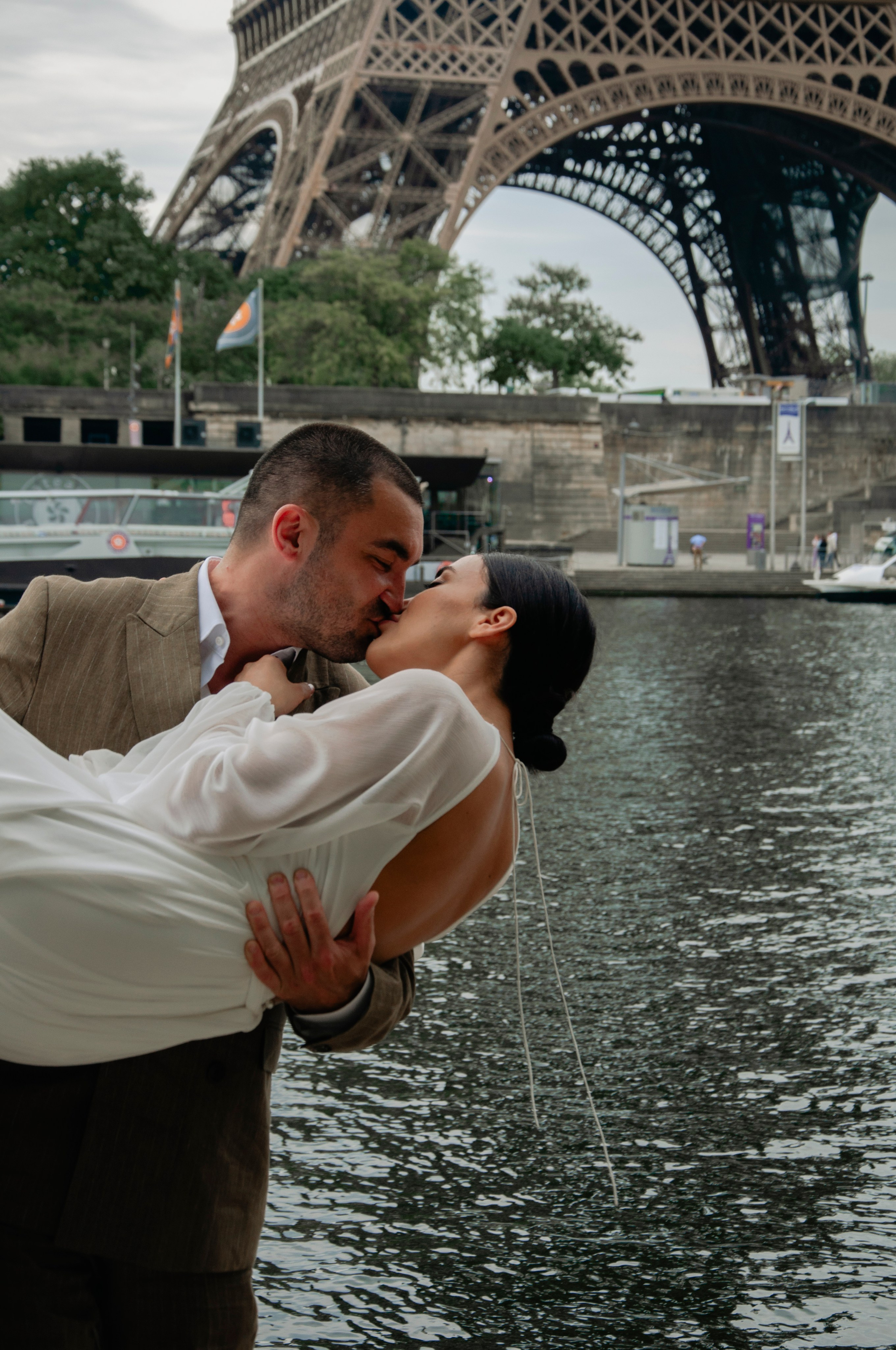 Wedding photoshoot at the Eiffel Tower. Paris photographer — Polina Osipova