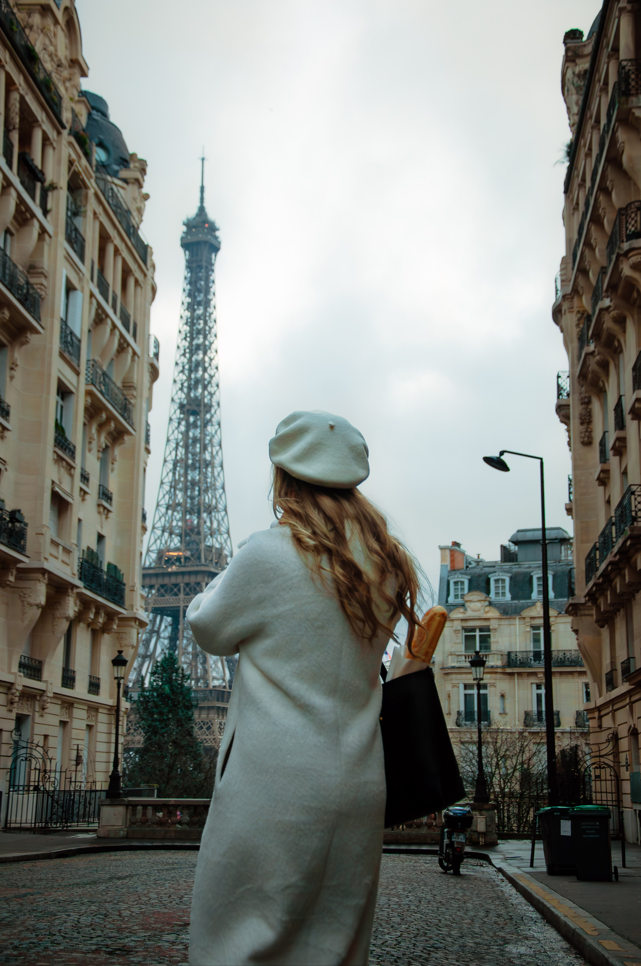 Winter Eiffel Tower photoshoot. Paris photographer — Polina Osipova