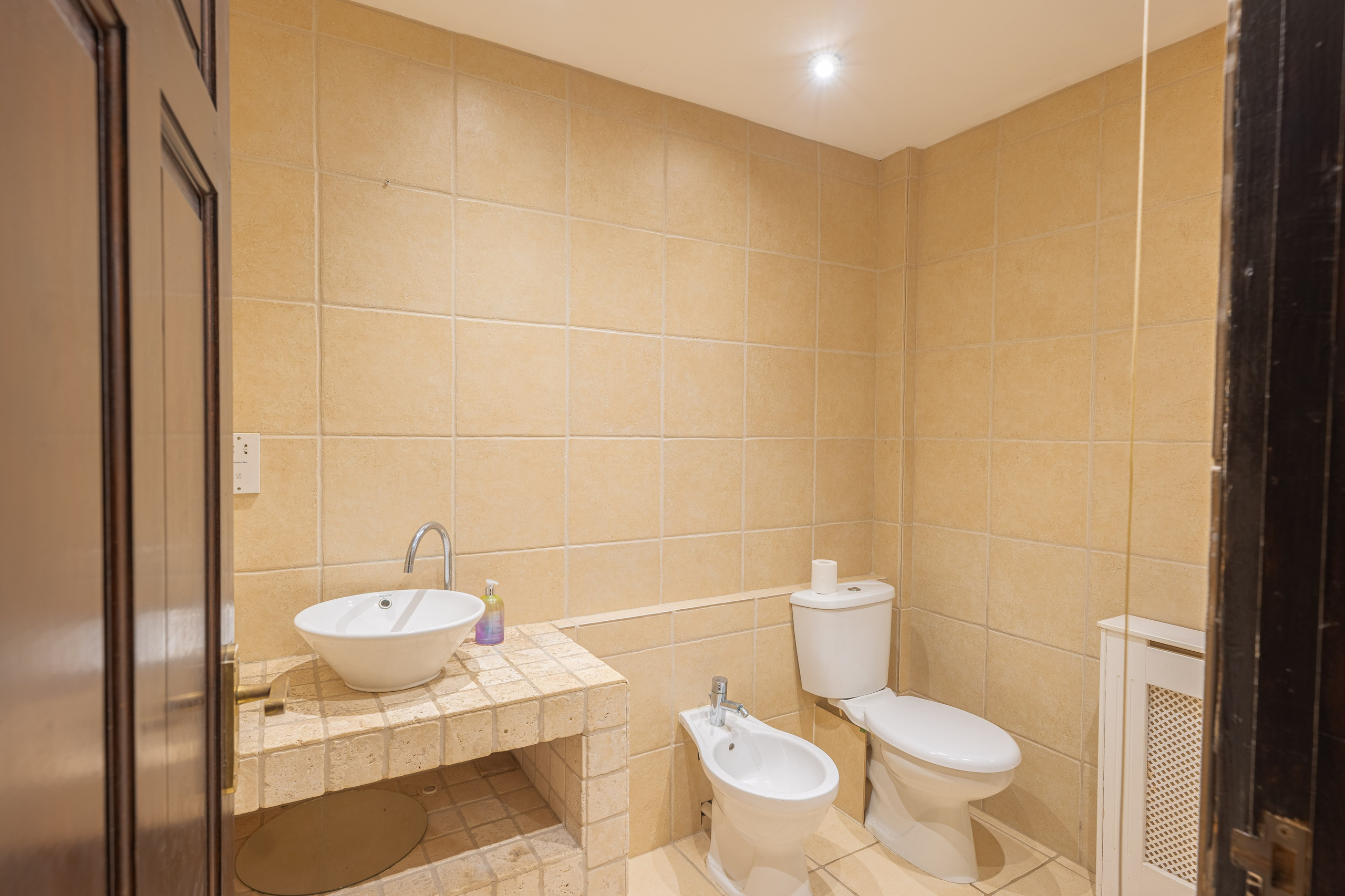 Green Lane. Sola SLY | London Photographer and Videographer