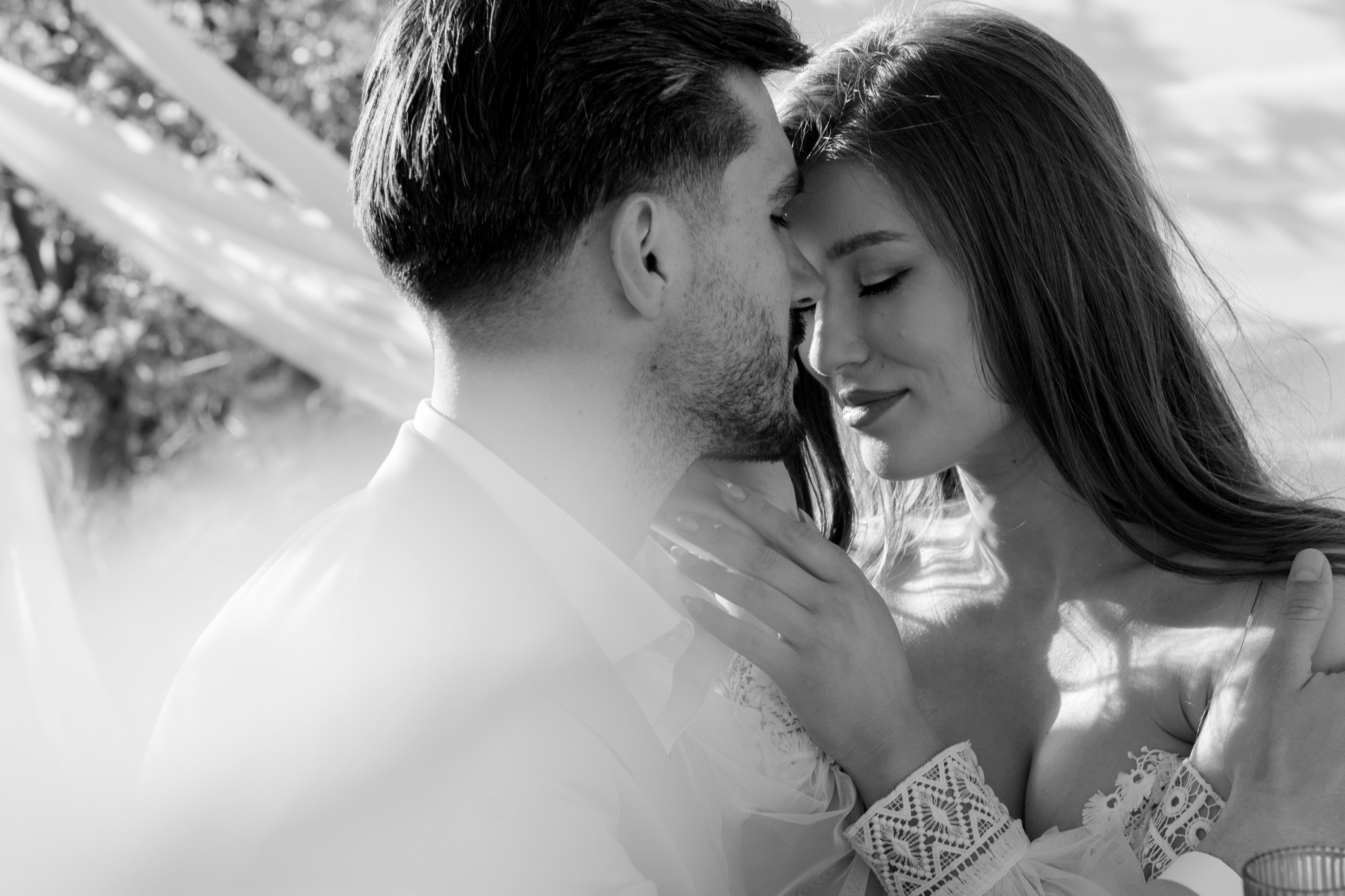 Ședință foto in livada înflorită , cuplu , îndrăgostiți, ședință foto save the date. Alexandra Hanu Photographer