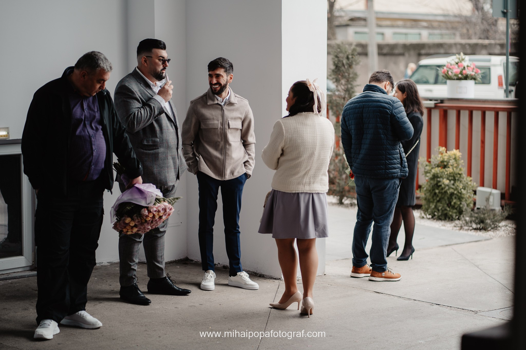 Miri fericiți în fața oficiului stării civile din Bucuresti, Sector 5, celebrând începutul unei noi vieți împreună. Fotografie de cununie civilă, capturând naturalețea și bucuria momentului special.